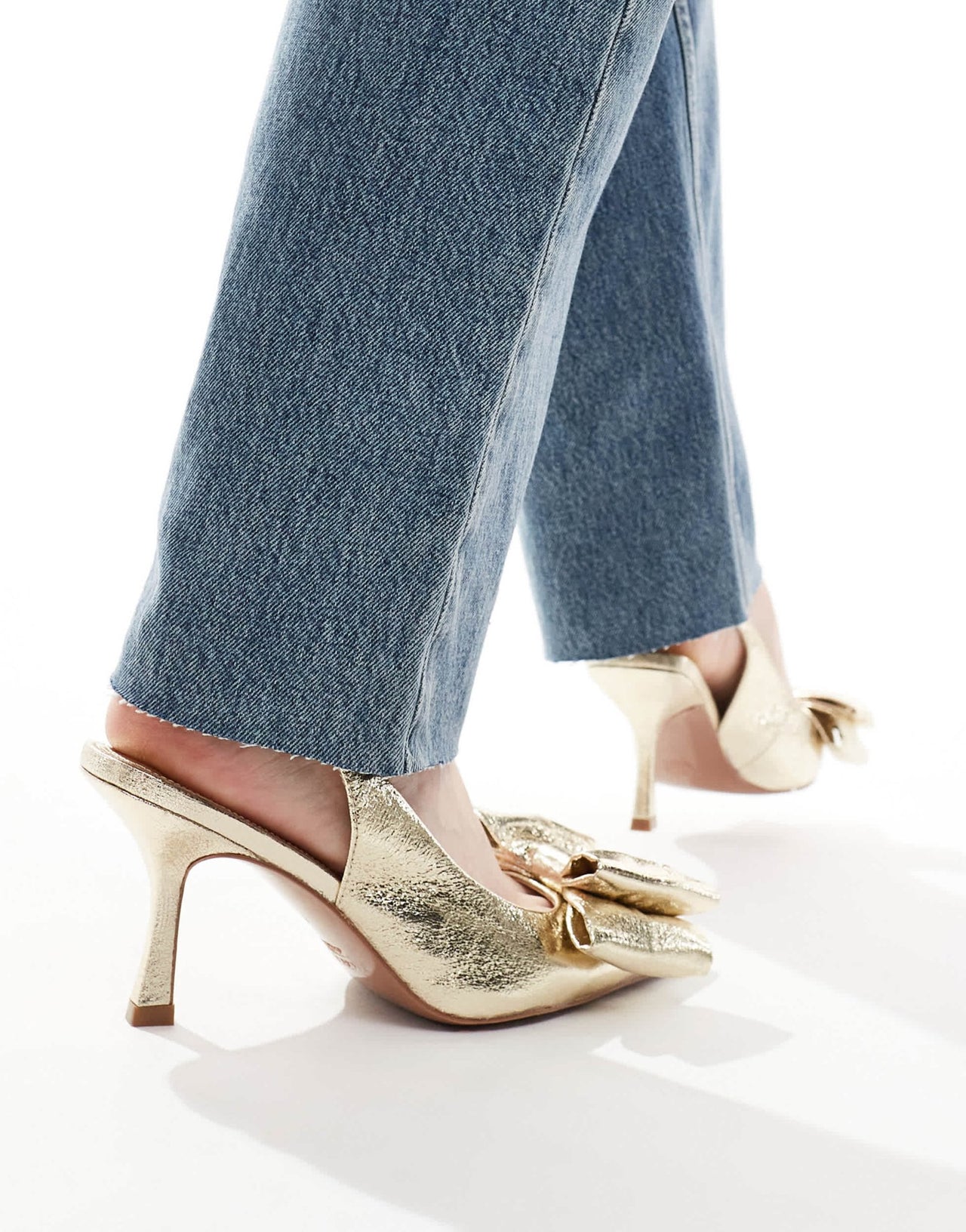 ASOS DESIGN Wide Fit Sapphire bow detail mid heeled shoes in gold - ASOS Sample Sale EU Store