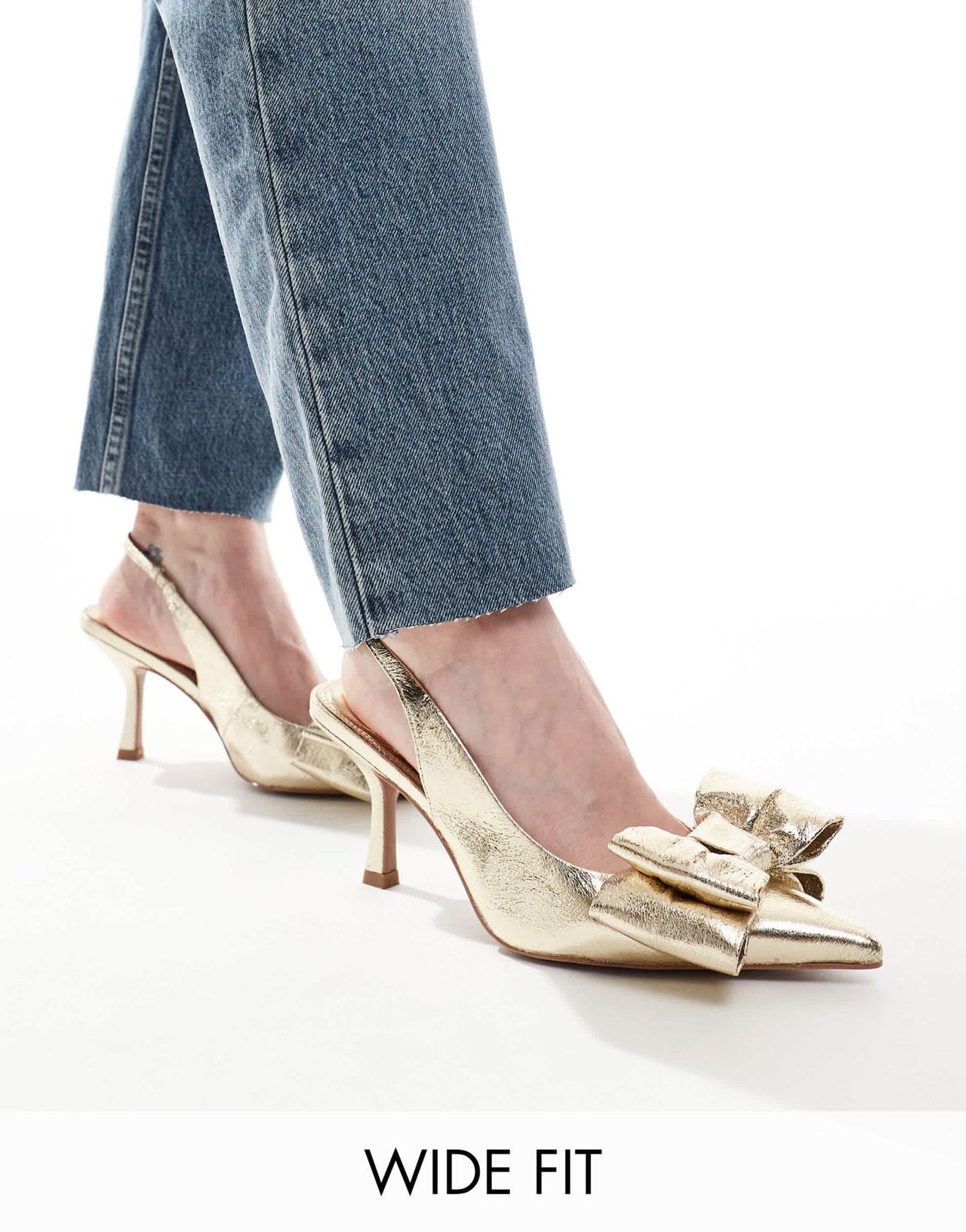 ASOS DESIGN Wide Fit Sapphire bow detail mid heeled shoes in gold - ASOS Sample Sale EU Store