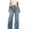 Jeans a gamba larga a vita alta Bershka in lavaggio blu medio sporco
