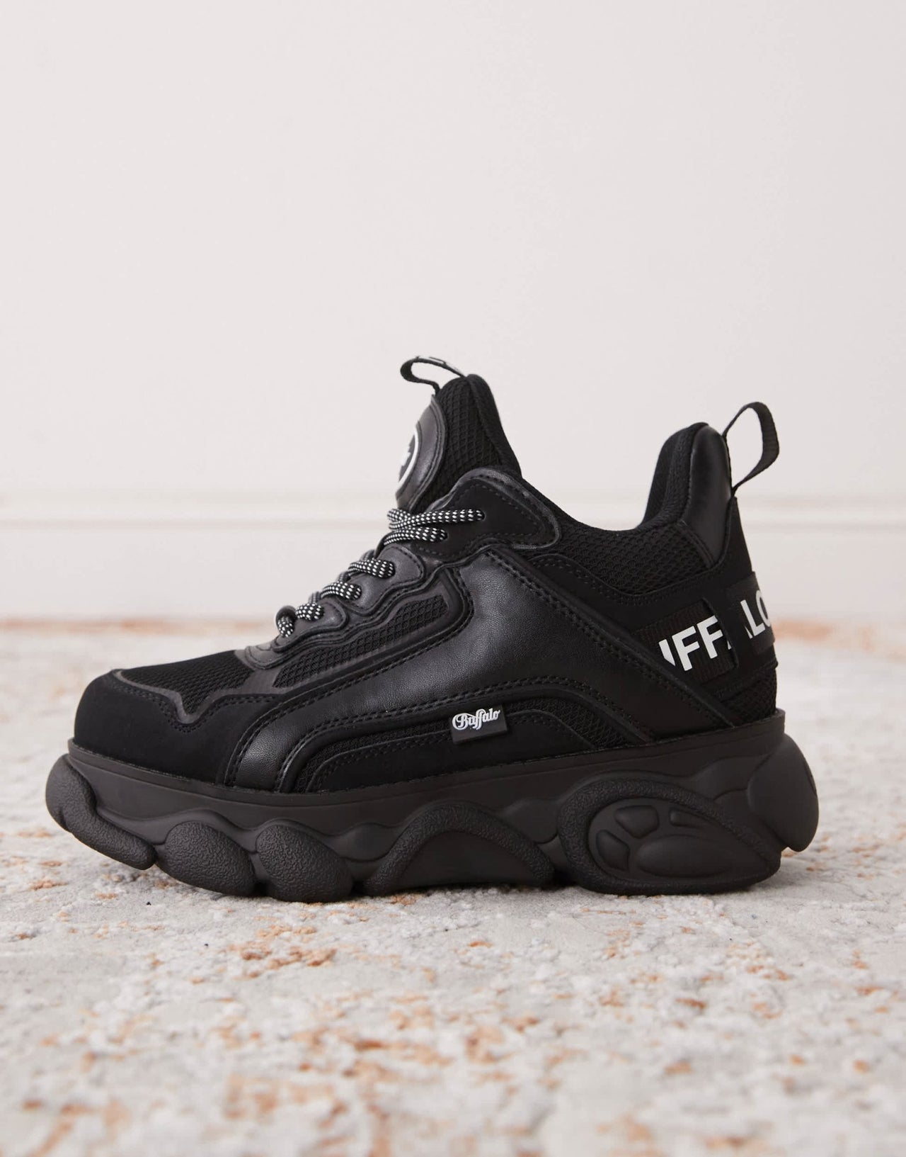 Buffalo low sneaker in black - ASOS Sample Sale EU Store
