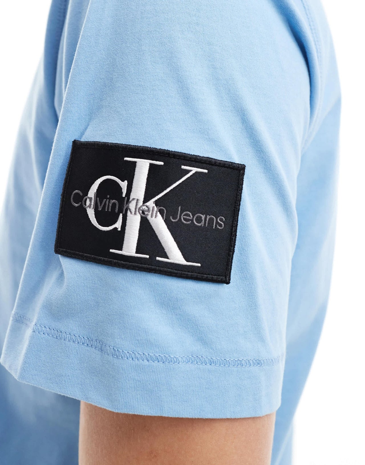 Calvin Klein Jeans badge regular t-shirt in blue - ASOS Sample Sale EU Store