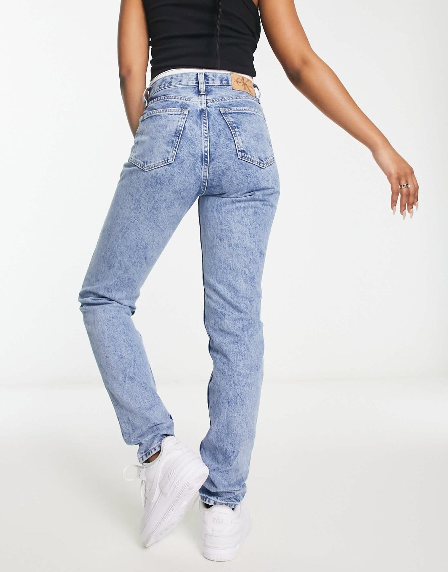 Calvin Klein Jeans mom jeans in mid wash - ASOS Sample Sale EU Store