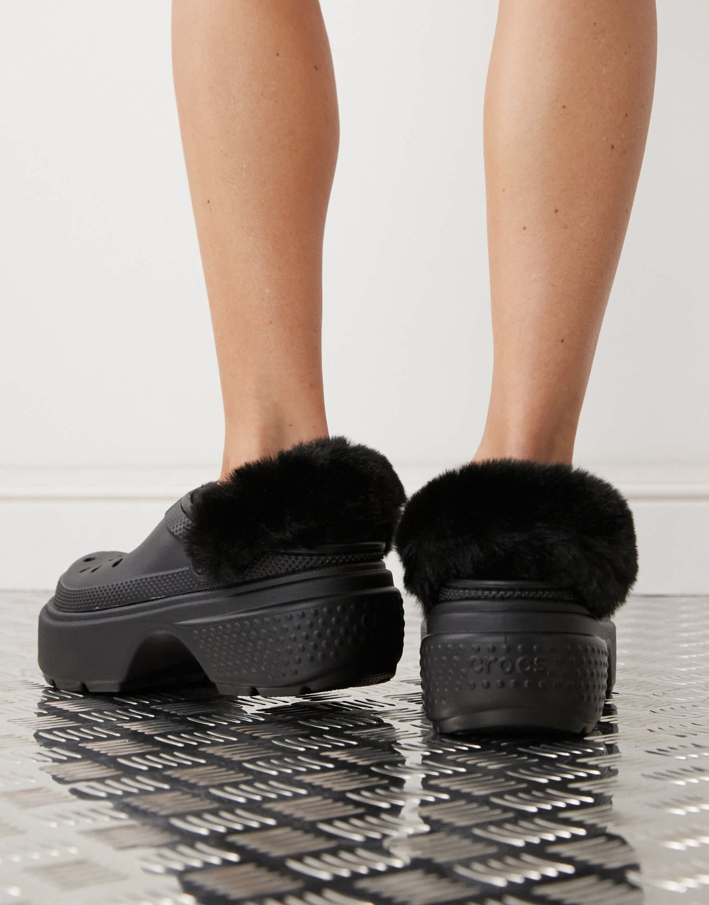 Crocs Unisex Stomp lined clog in black - ASOS Sample Sale EU Store