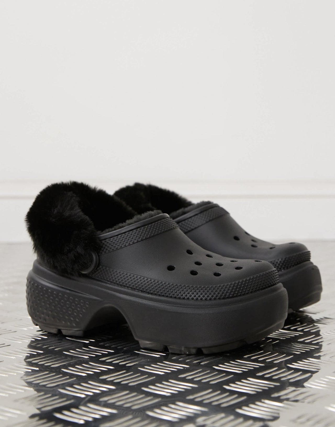 Crocs Unisex Stomp lined clog in black - ASOS Sample Sale EU Store
