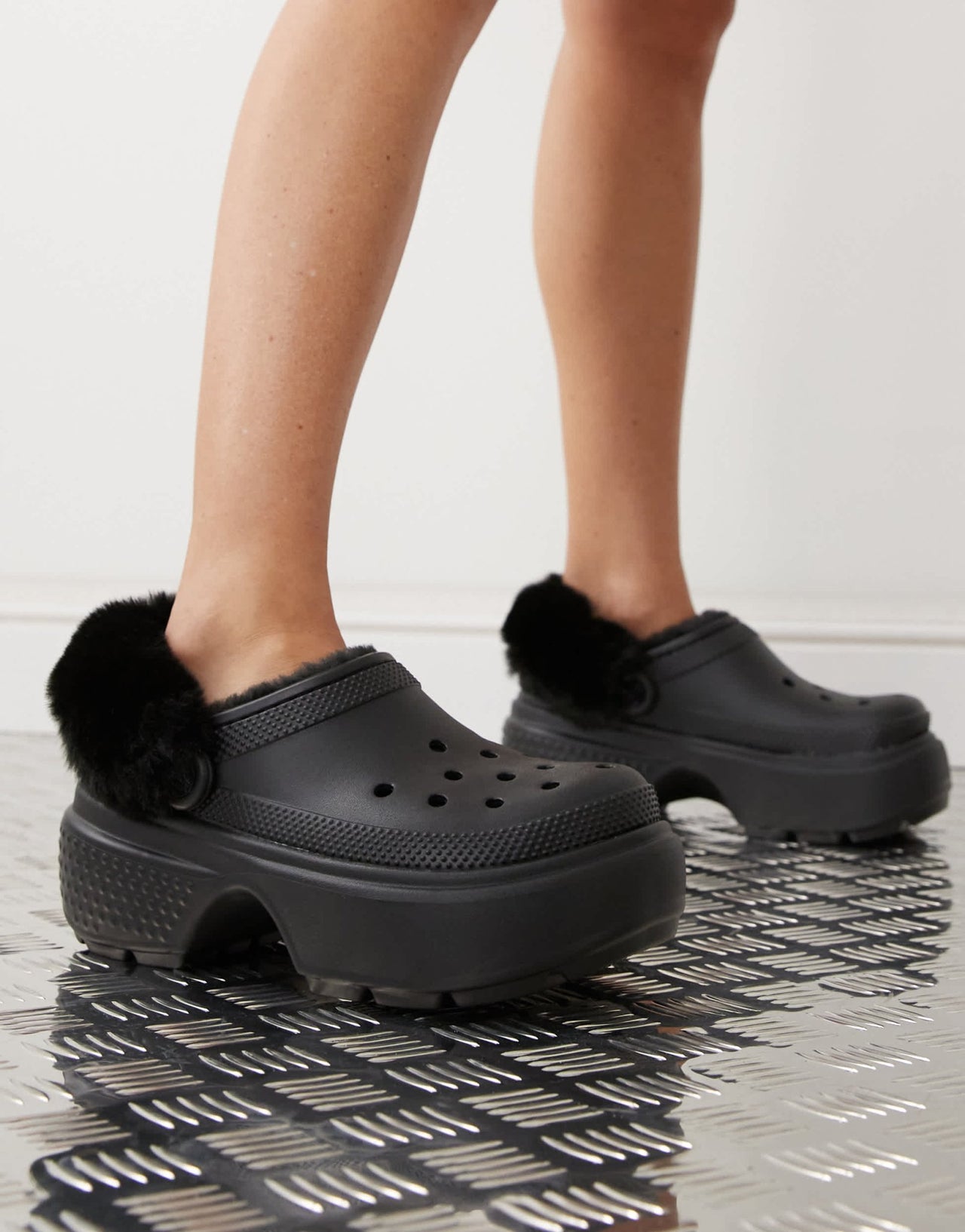 Crocs Unisex Stomp lined clog in black - ASOS Sample Sale EU Store