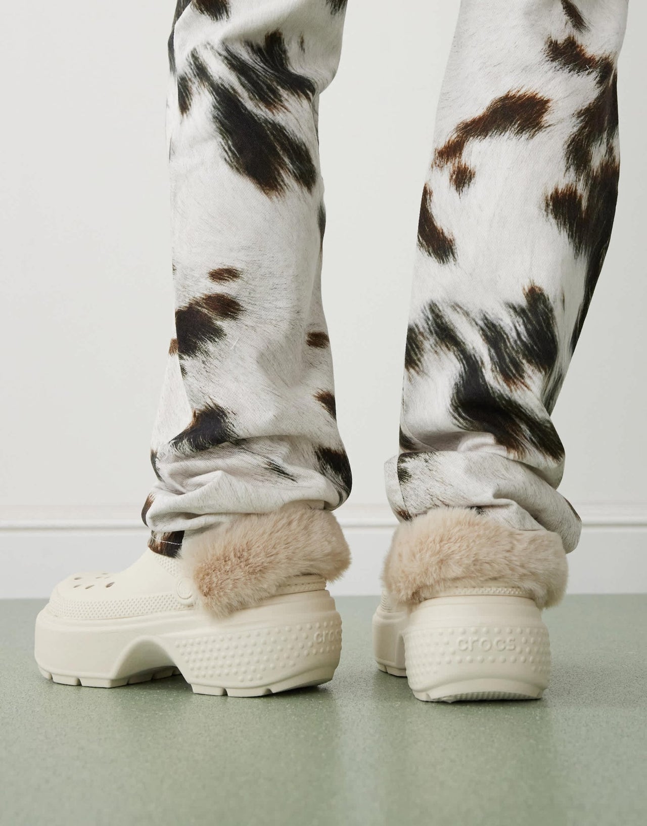 Crocs Unisex Stomp lined clogs in stucco - ASOS Sample Sale EU Store