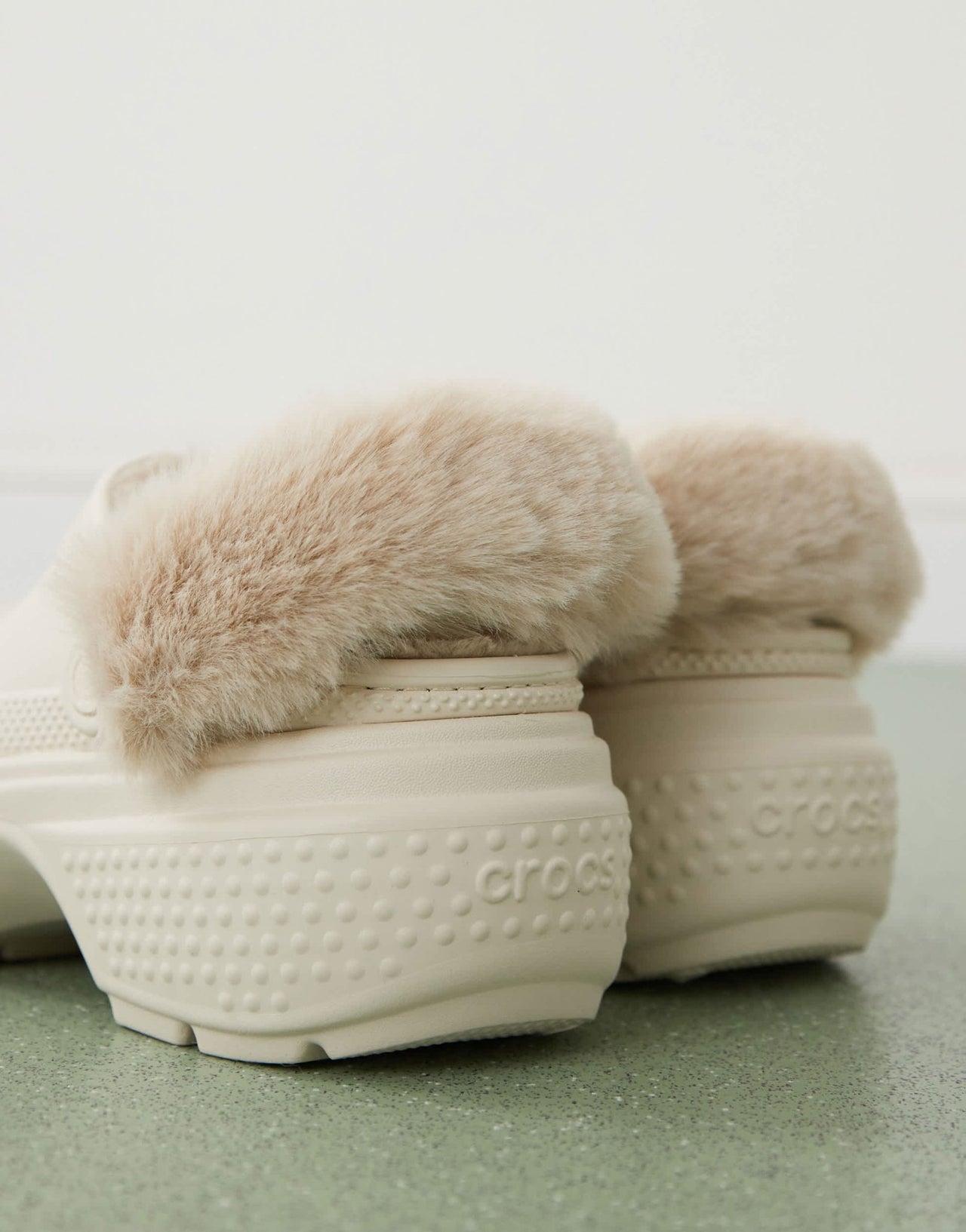 Crocs Unisex Stomp lined clogs in stucco - ASOS Sample Sale EU Store