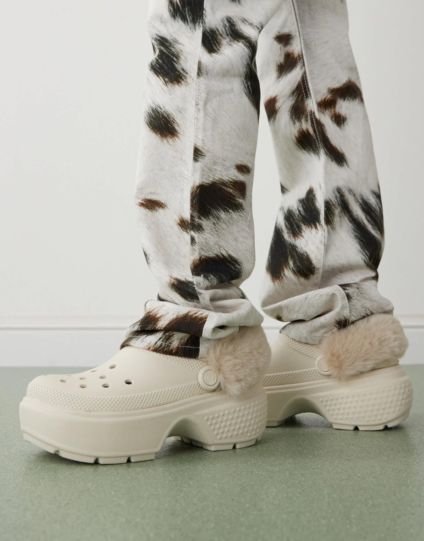 Crocs Unisex Stomp lined clogs in stucco - ASOS Sample Sale EU Store