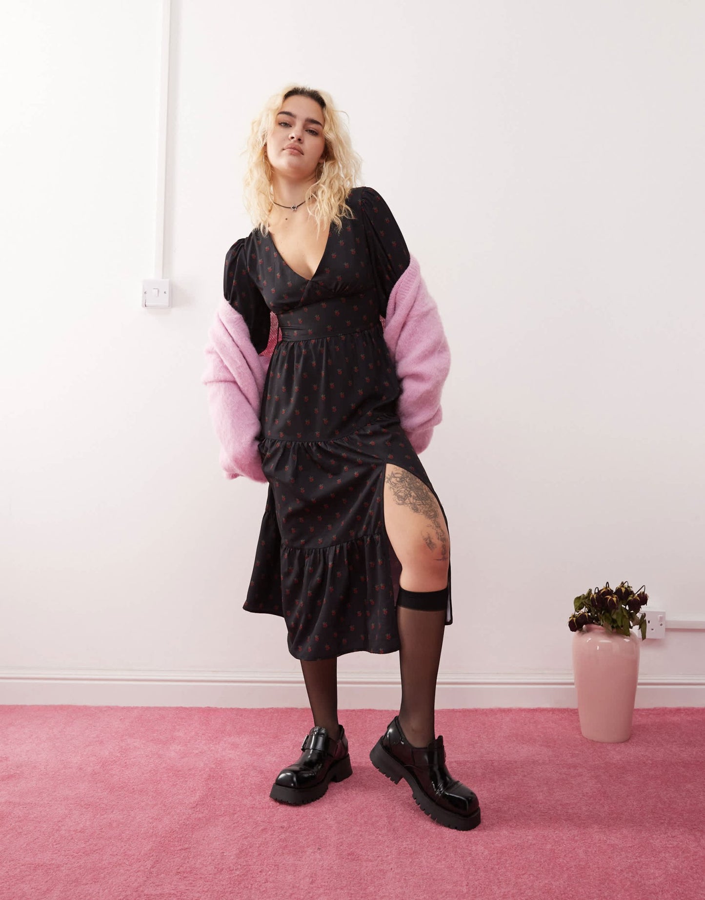 Daisy Street v neck long sleeve midi tea dress in black and red ditsy floral - ASOS Sample Sale EU Store