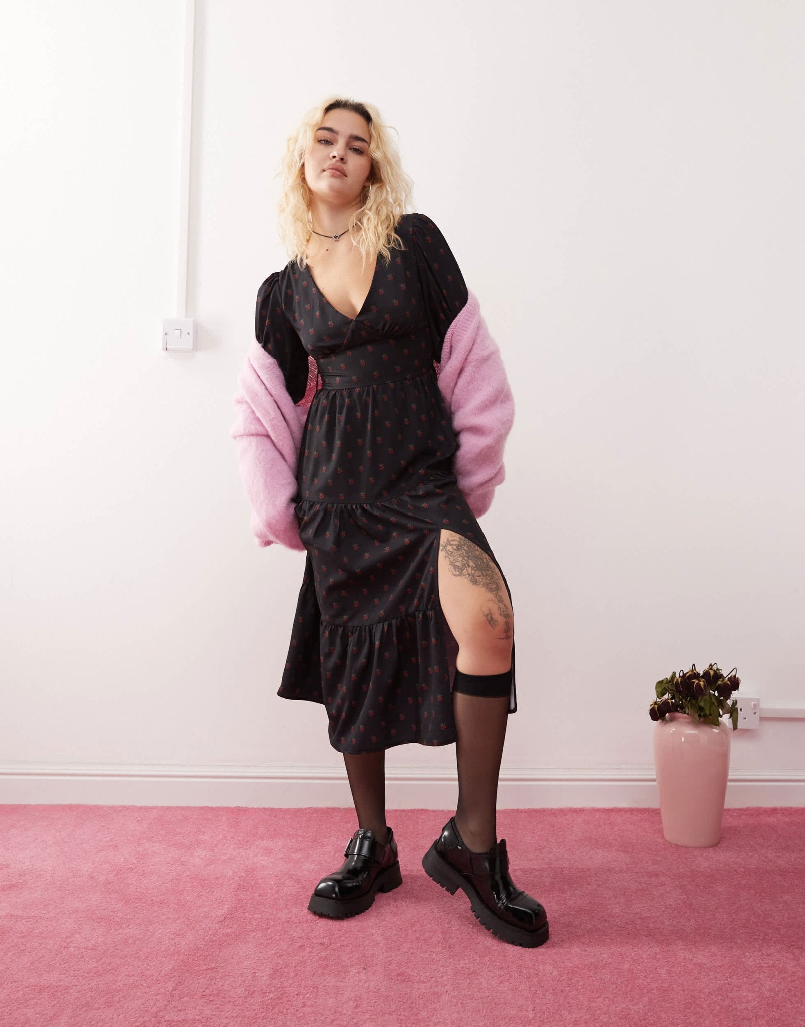 Daisy Street v neck long sleeve midi tea dress in black and red ditsy floral - ASOS Sample Sale EU Store