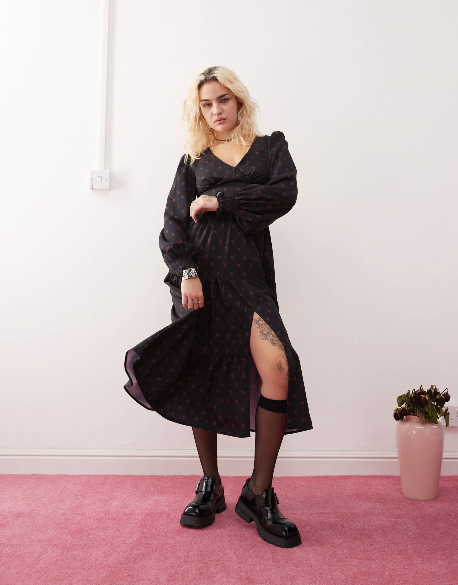 Daisy Street v neck long sleeve midi tea dress in black and red ditsy floral - ASOS Sample Sale EU Store