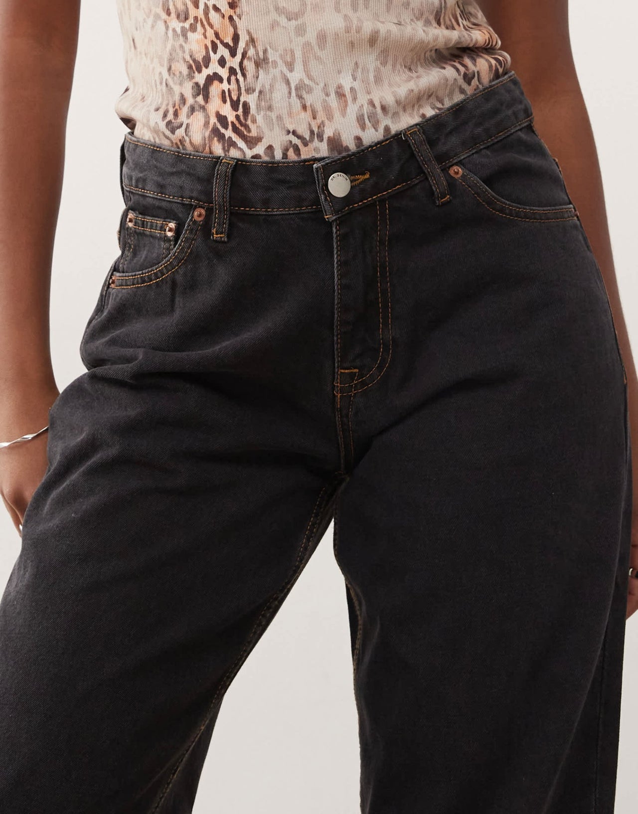 Dr Denim Hill relaxed fit low waist wide straight leg jeans in dust washed black - ASOS Sample Sale EU Store