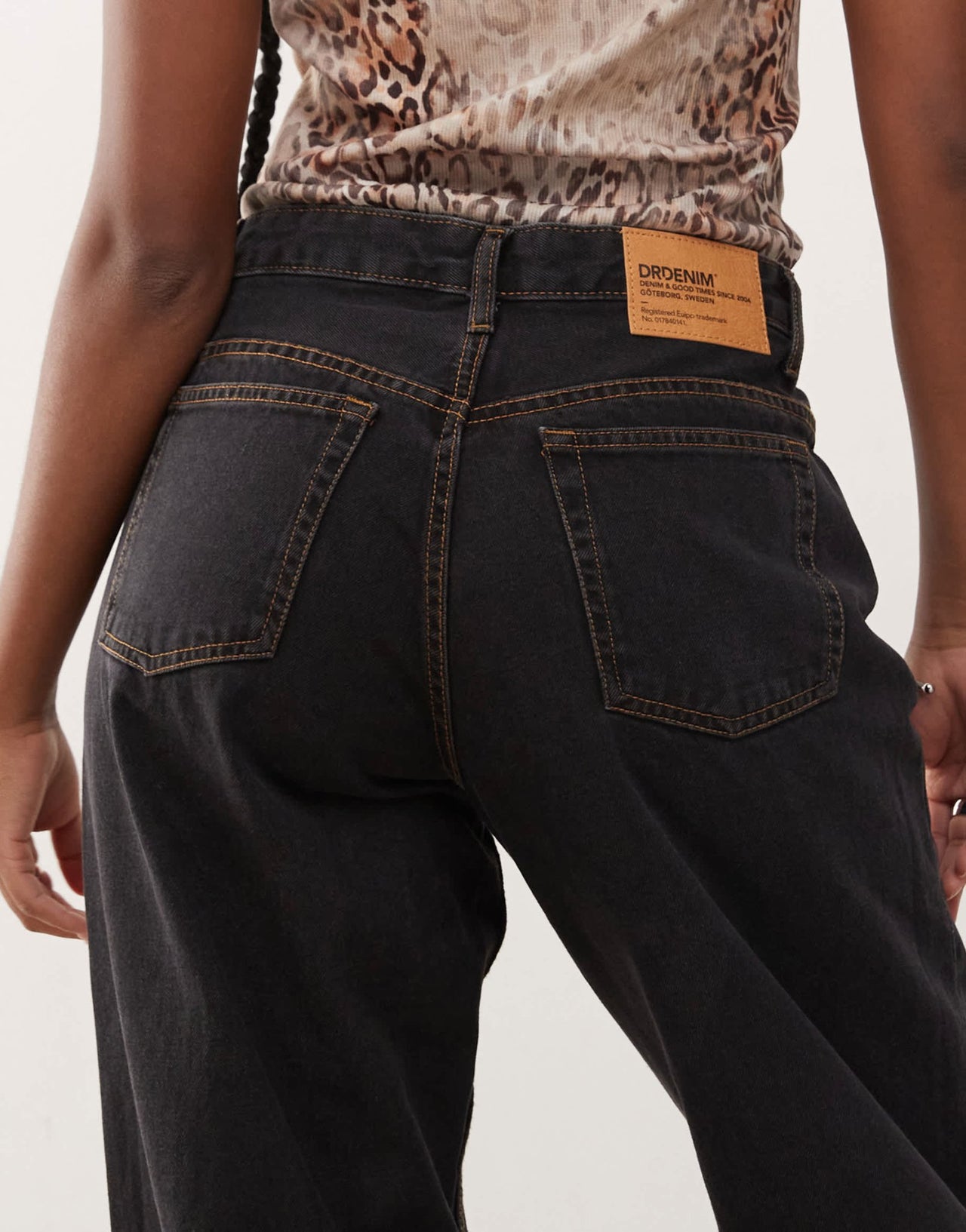 Dr Denim Hill relaxed fit low waist wide straight leg jeans in dust washed black - ASOS Sample Sale EU Store