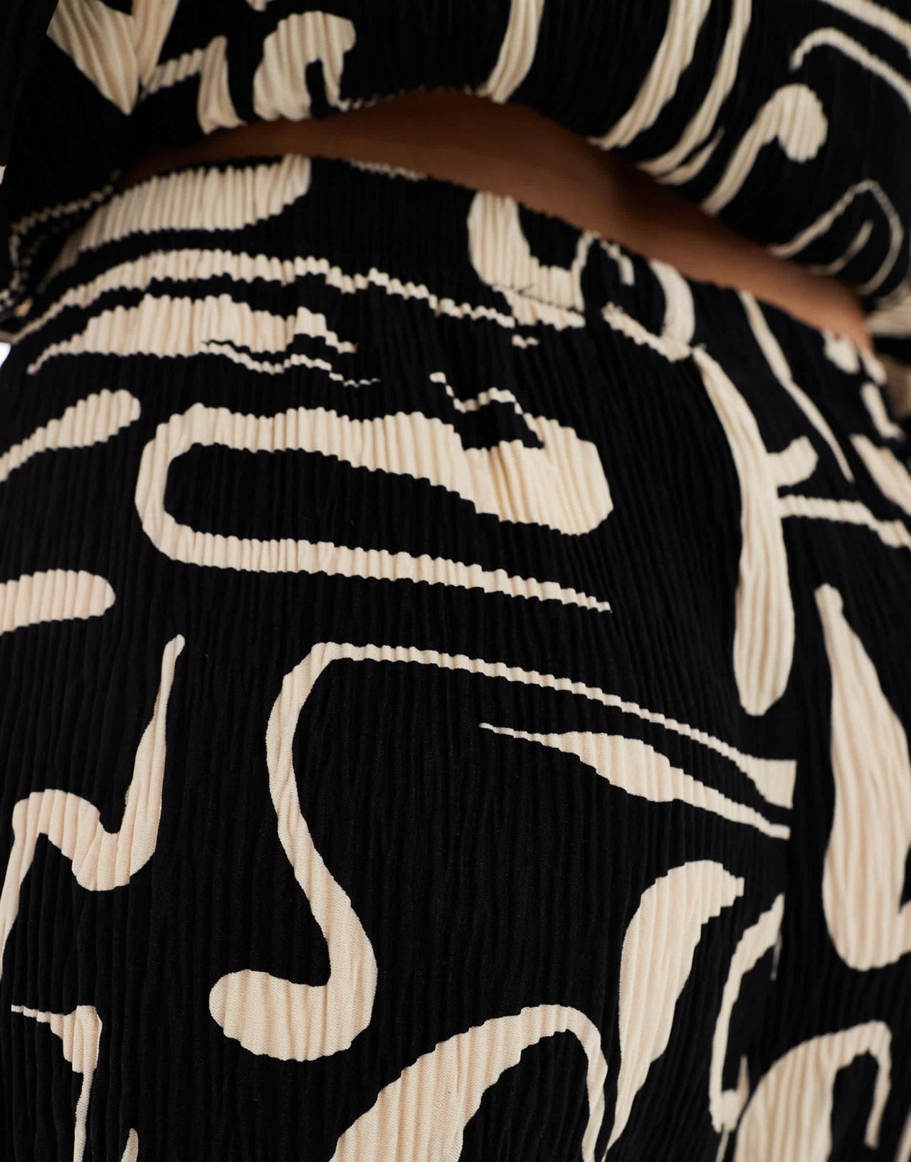 Extro & Vert plisse shorts in camel and black abstract print co - ord - ASOS Sample Sale EU Store