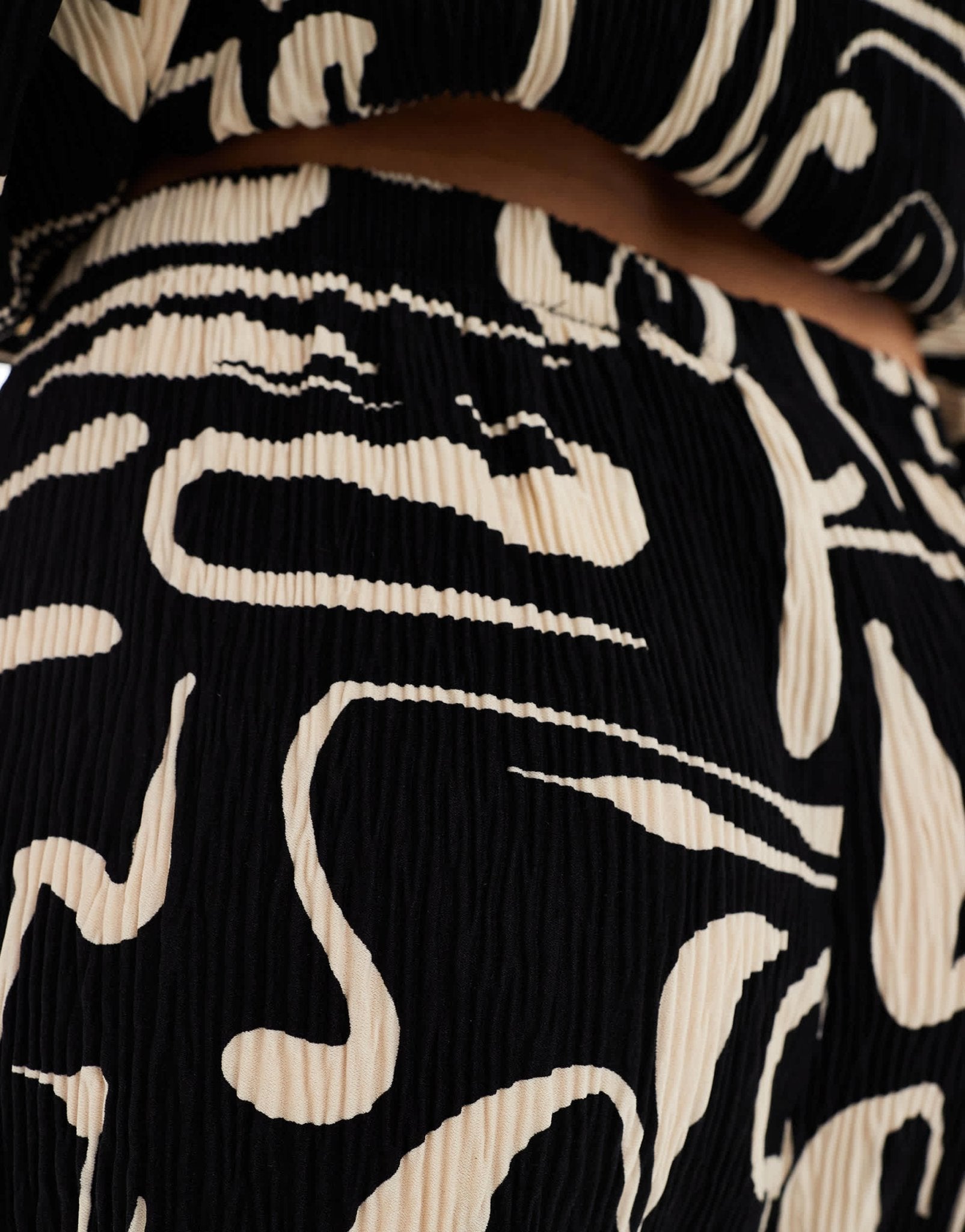 Extro & Vert plisse shorts in camel and black abstract print co - ord - ASOS Sample Sale EU Store