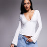 Top de encaje con escote en V y doble escultura Fashionkilla en blanco