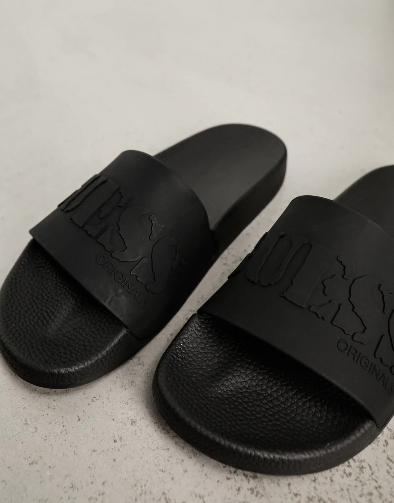 GUESS Originals logo sliders in black - ASOS Sample Sale EU Store
