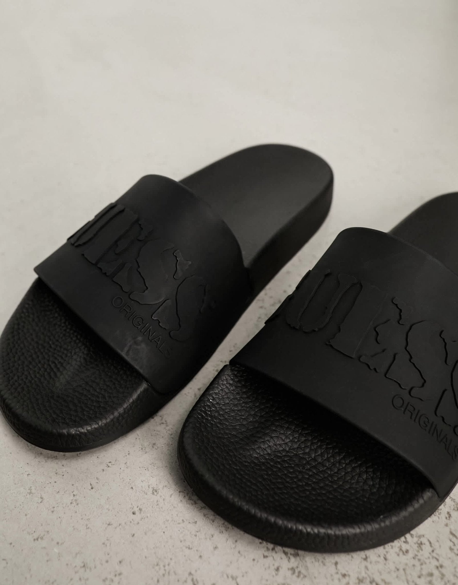 GUESS Originals logo sliders in black - ASOS Sample Sale EU Store