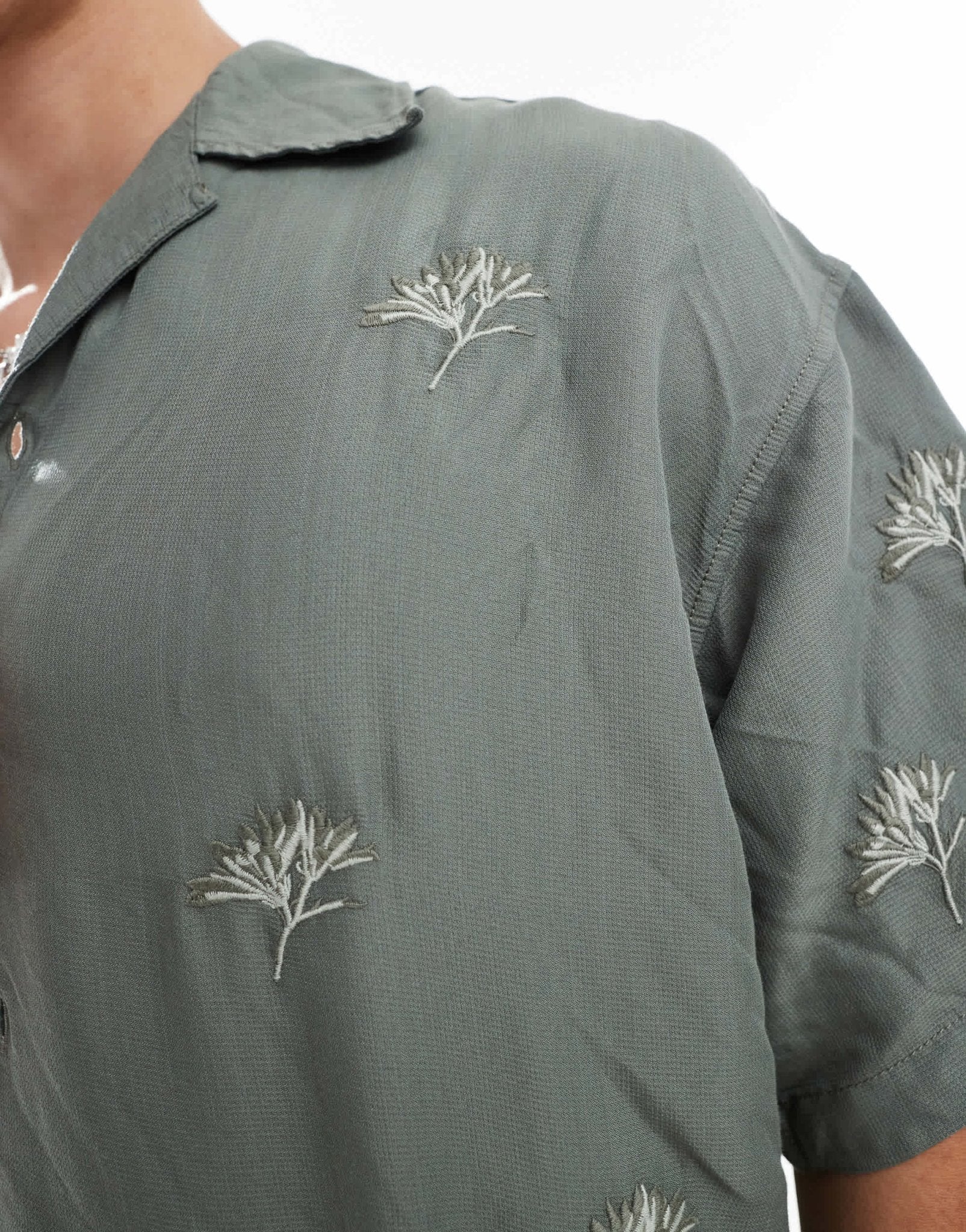 Jack & Jones boxy fit revere collar shirt with flower embroidery in khaki - ASOS Sample Sale EU Store
