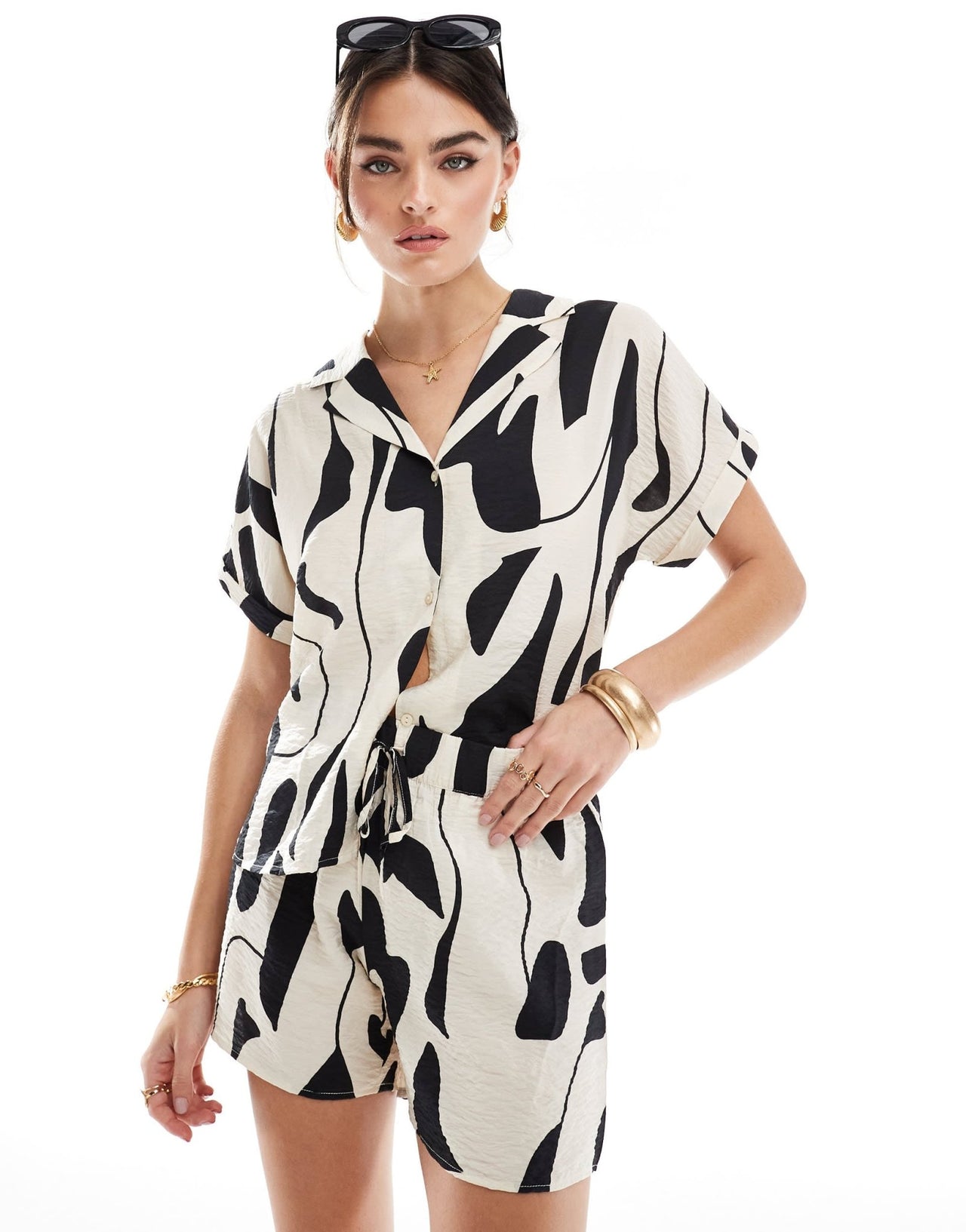 JDY pull on textured short co - ord in abstract mono print - ASOS Sample Sale EU Store