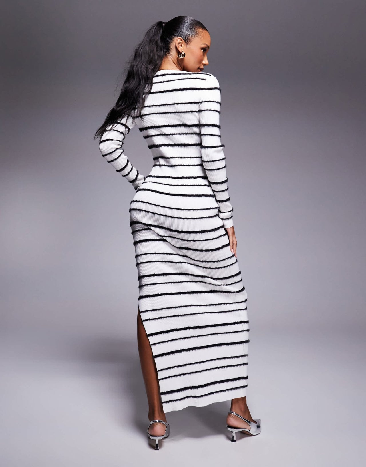 Kaiia exclusive knitted v neck side split maxi dress in white and black brushed stripe - ASOS Sample Sale EU Store