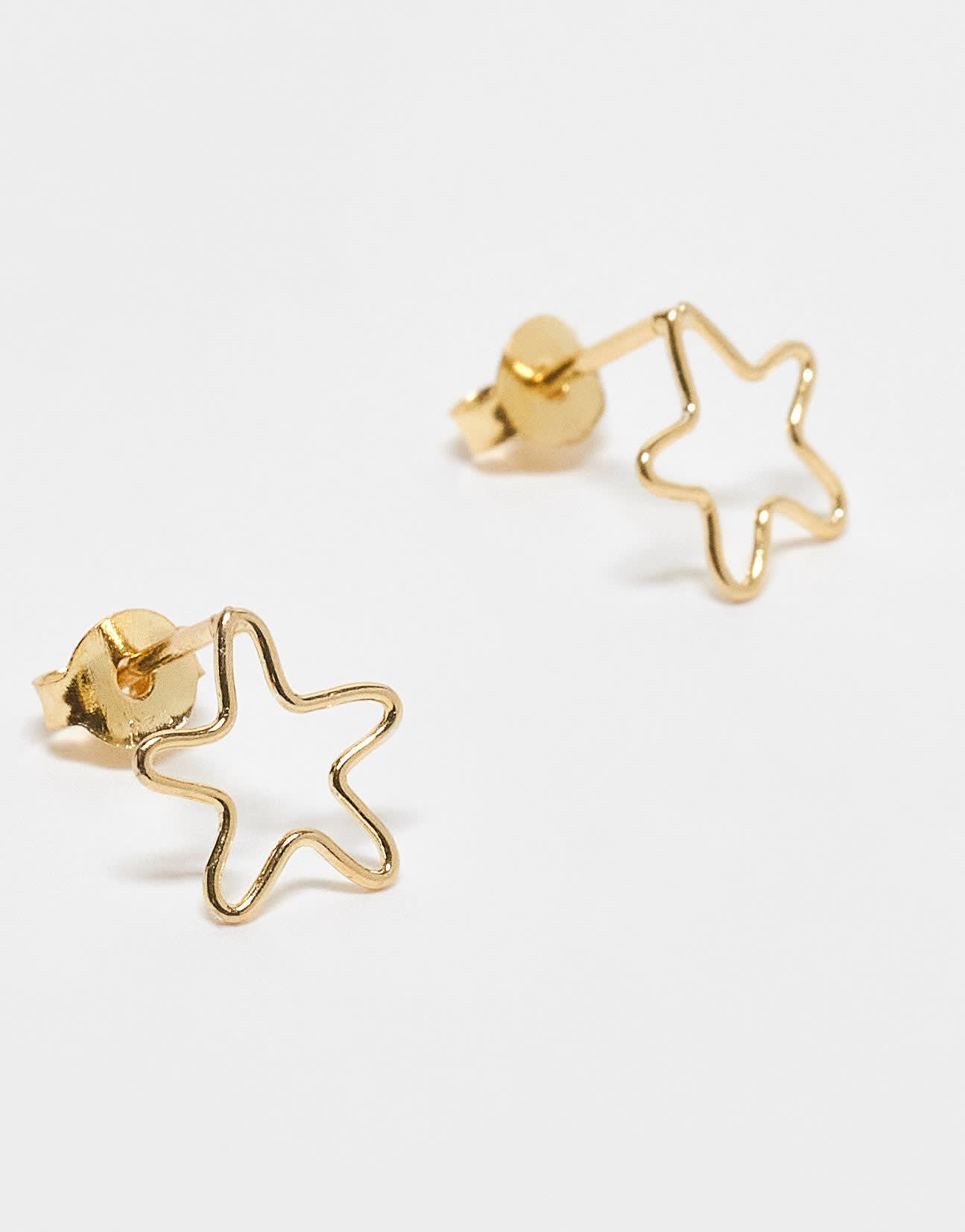 Kingsley Ryan cut out star stud earrings in gold plated - ASOS Sample Sale EU Store