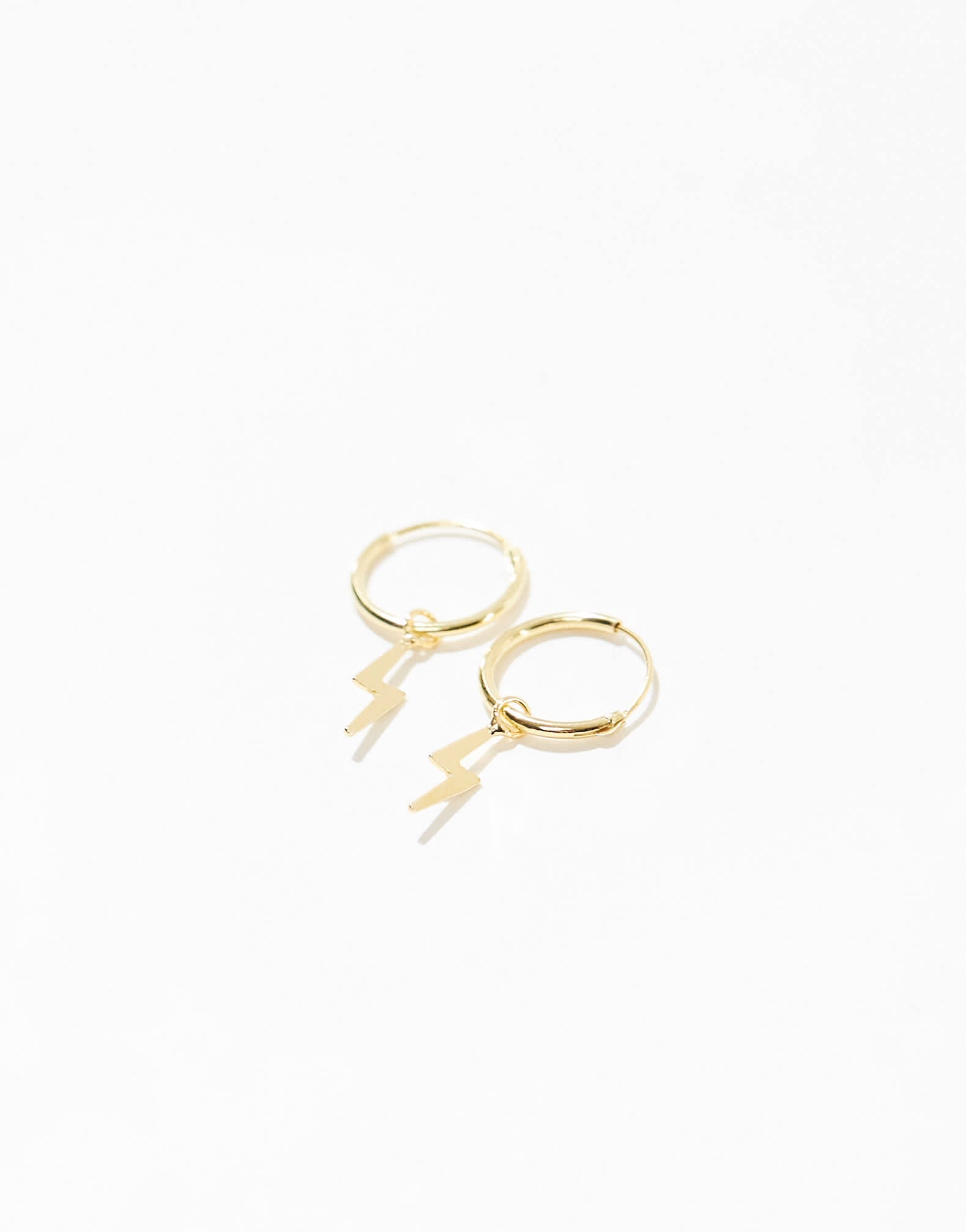 Kingsley Ryan lightening bolt charm hoop earrings in gold plated - ASOS Sample Sale EU Store