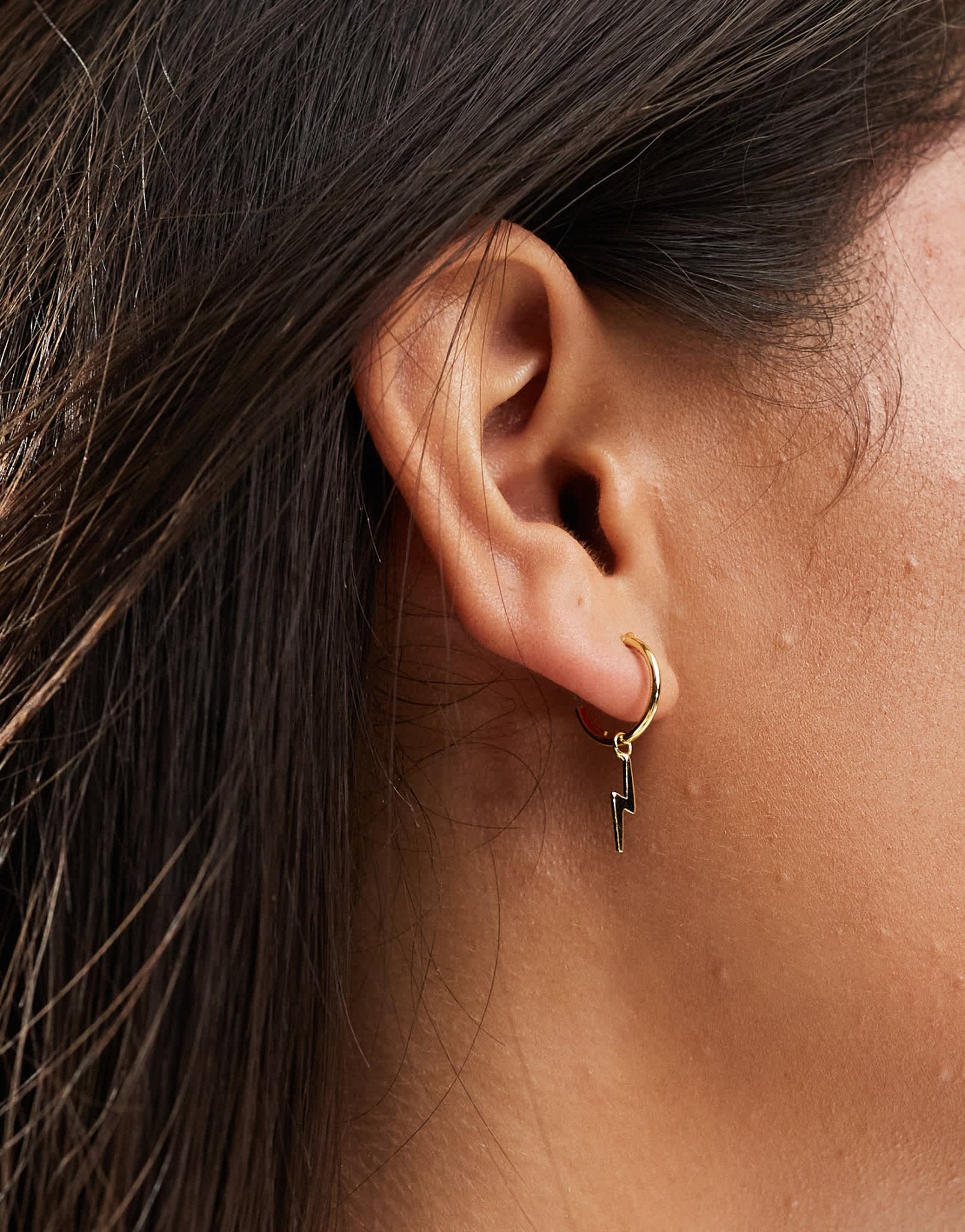 Kingsley Ryan lightening bolt charm hoop earrings in gold plated - ASOS Sample Sale EU Store