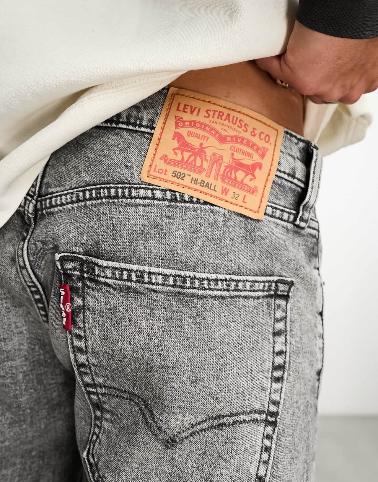 Levi's 502 tapered fit jeans in light grey wash - ASOS Sample Sale EU Store