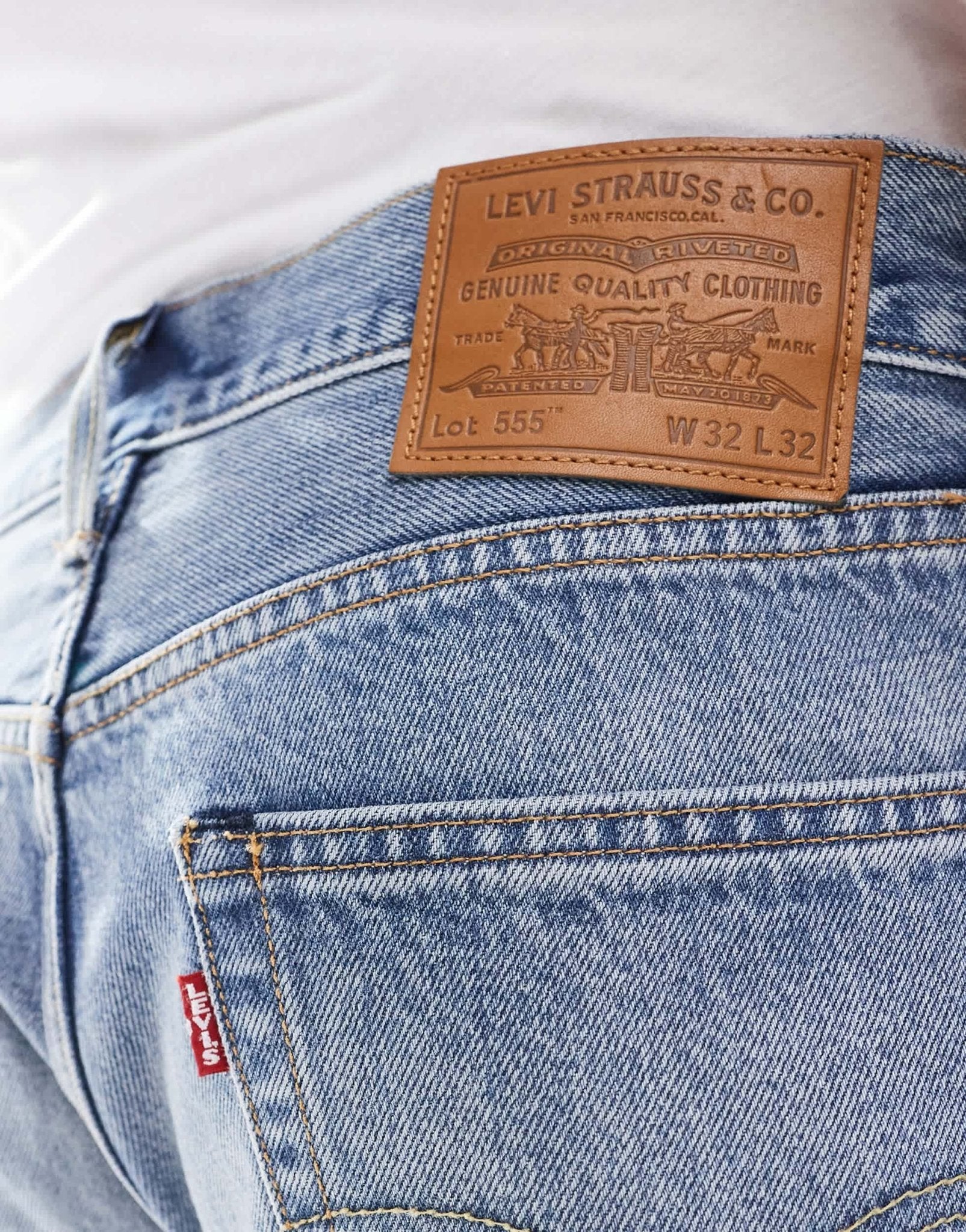 Levi's 555 relaxed straight jeans in mid blue - ASOS Sample Sale EU Store