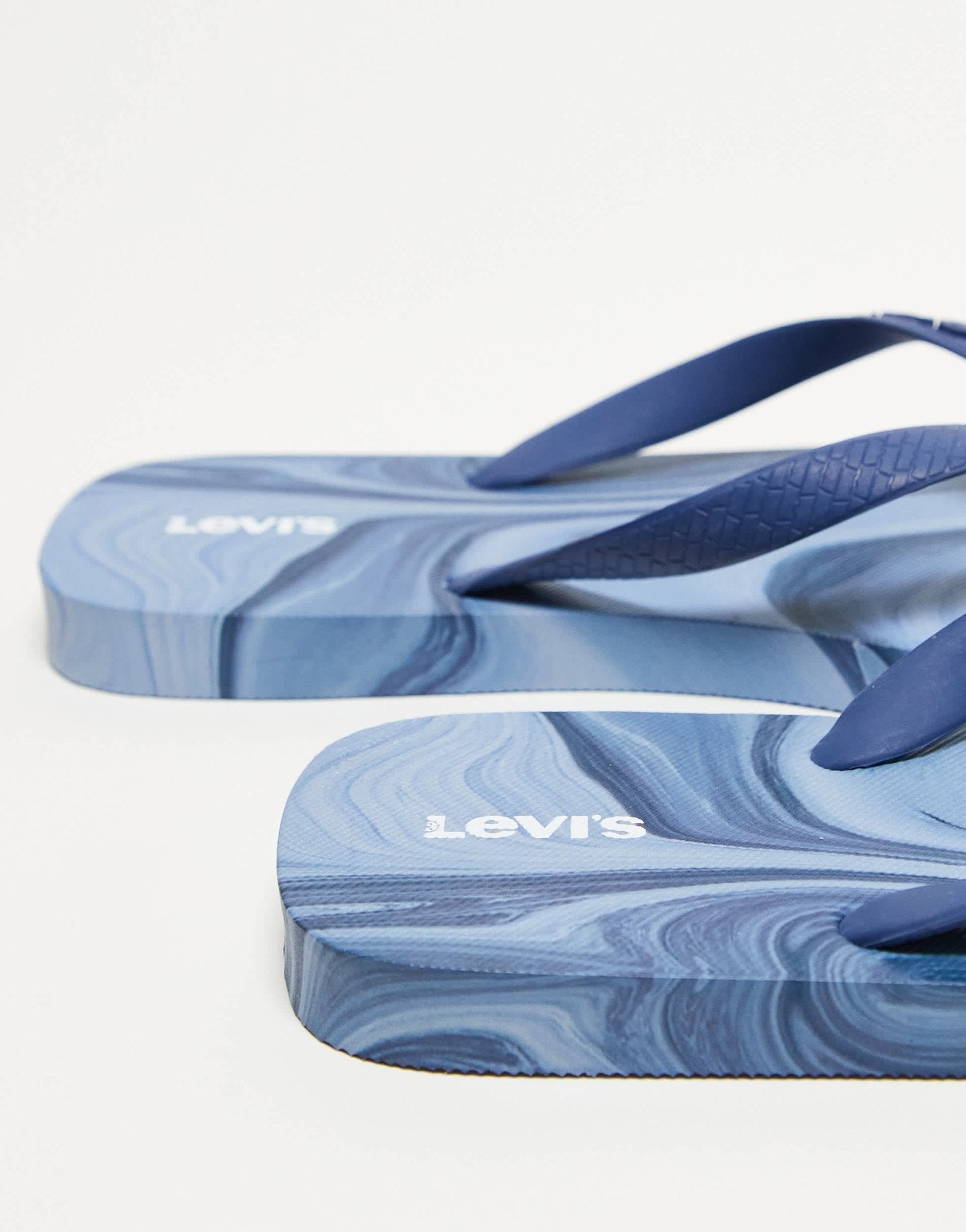 Levi's flip flop with logo in blue marble print - ASOS Sample Sale EU Store