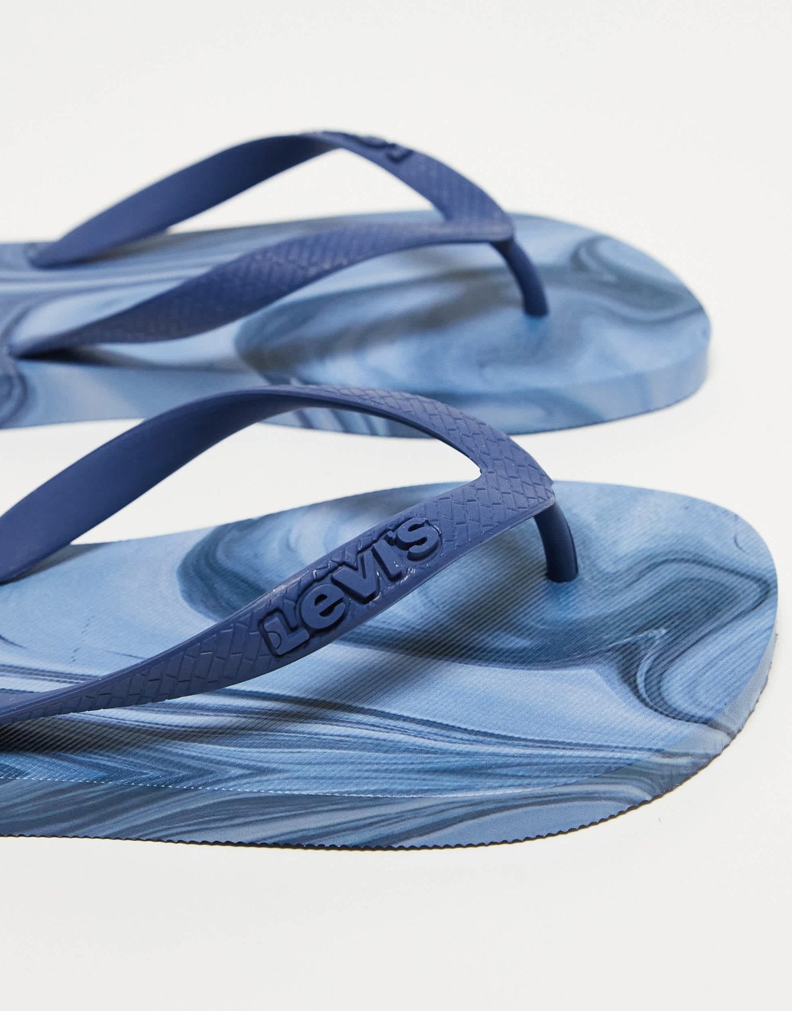 Levi's flip flop with logo in blue marble print - ASOS Sample Sale EU Store