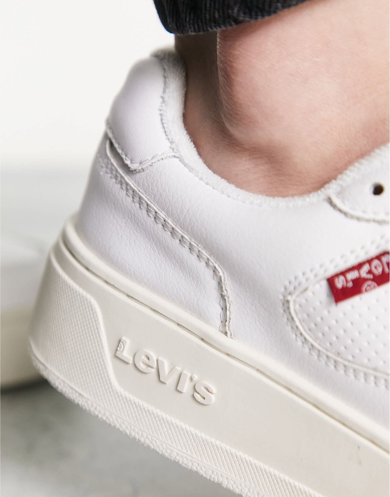 Levi's Glide leather trainer in white with logo - ASOS Sample Sale EU Store