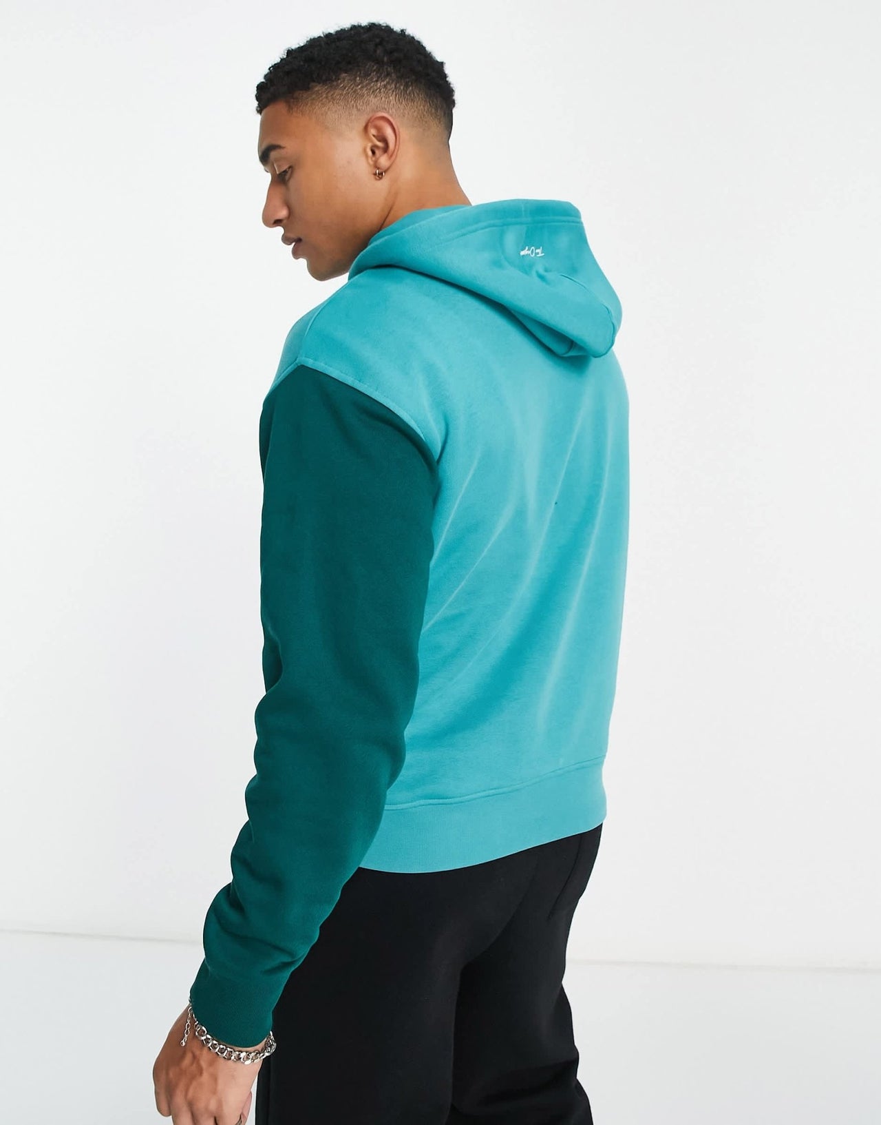 Levi's hoodie in green with central box tab logo and contrasting sleeves - ASOS Sample Sale EU Store