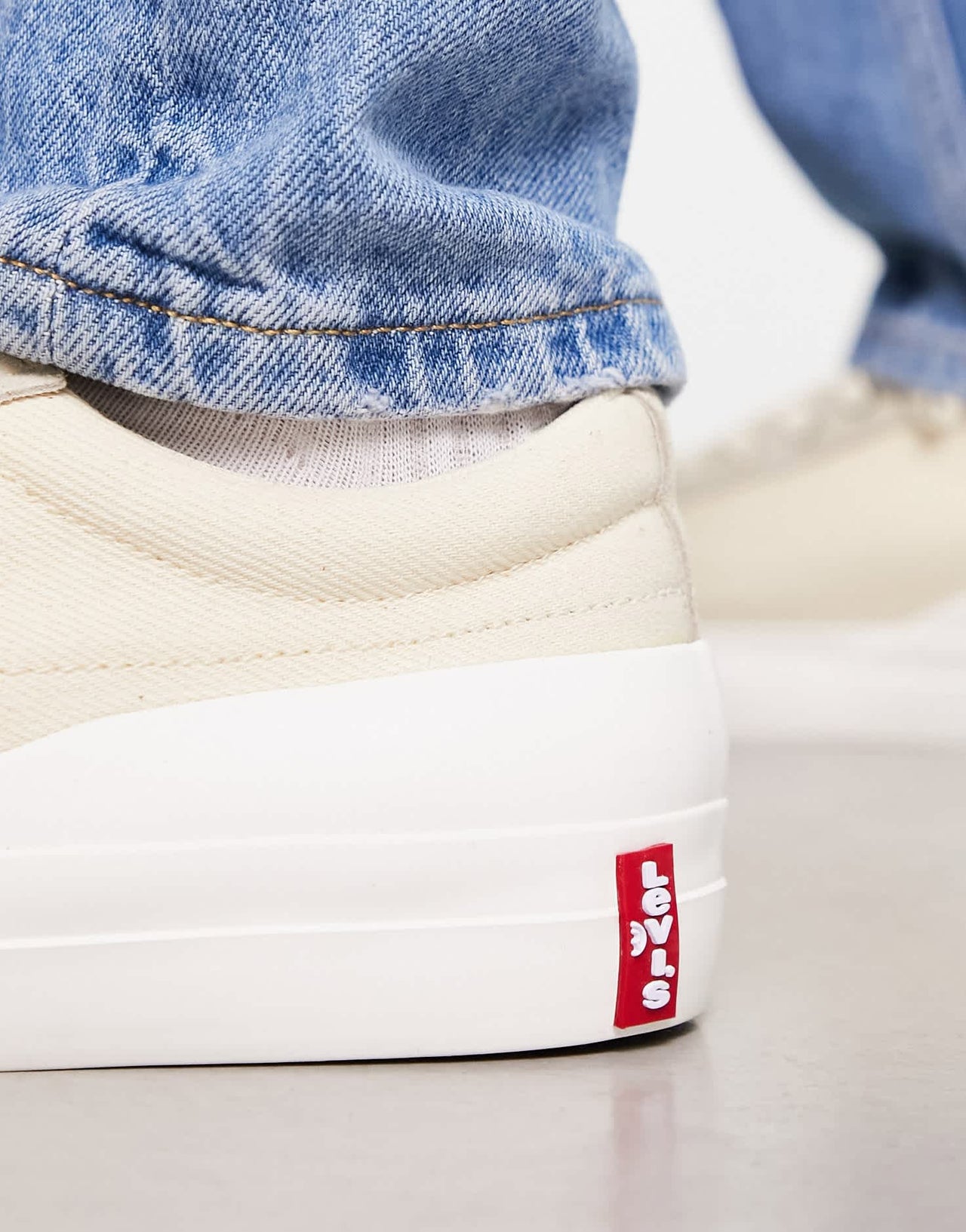 Levi's low lace trainer in cream mix with back tab logo - ASOS Sample Sale EU Store