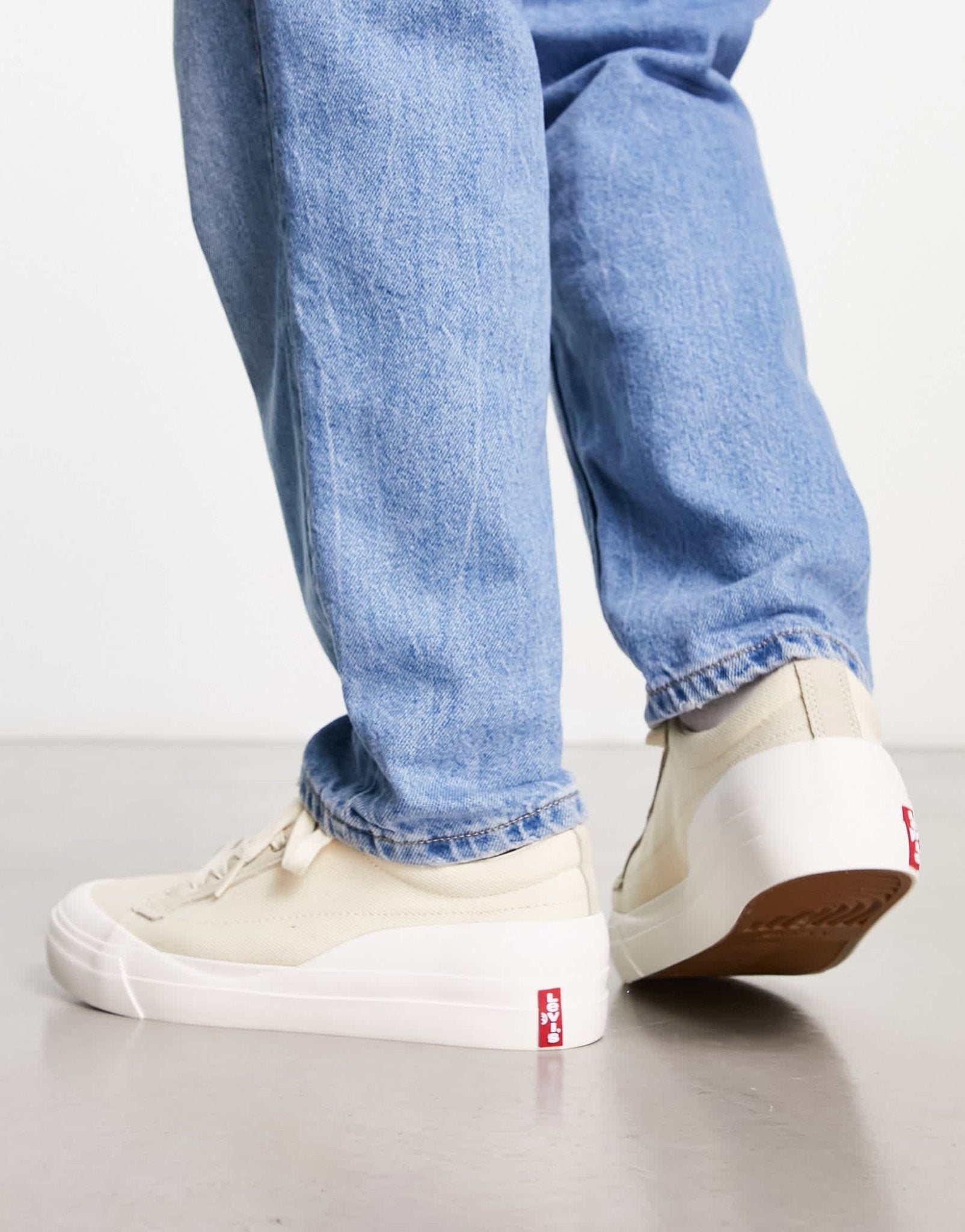 Levi's low lace trainer in cream mix with back tab logo - ASOS Sample Sale EU Store