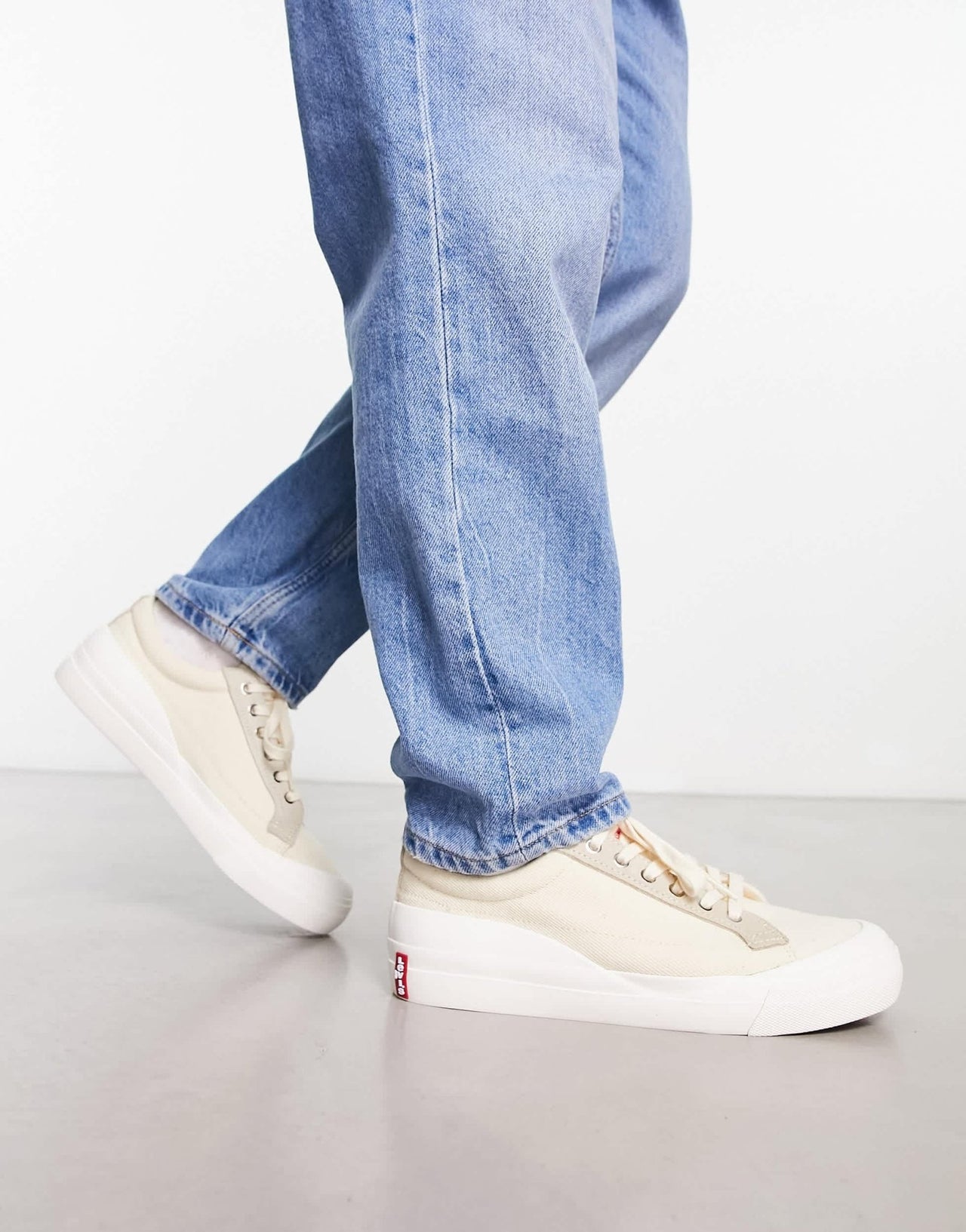 Levi's low lace trainer in cream mix with back tab logo - ASOS Sample Sale EU Store
