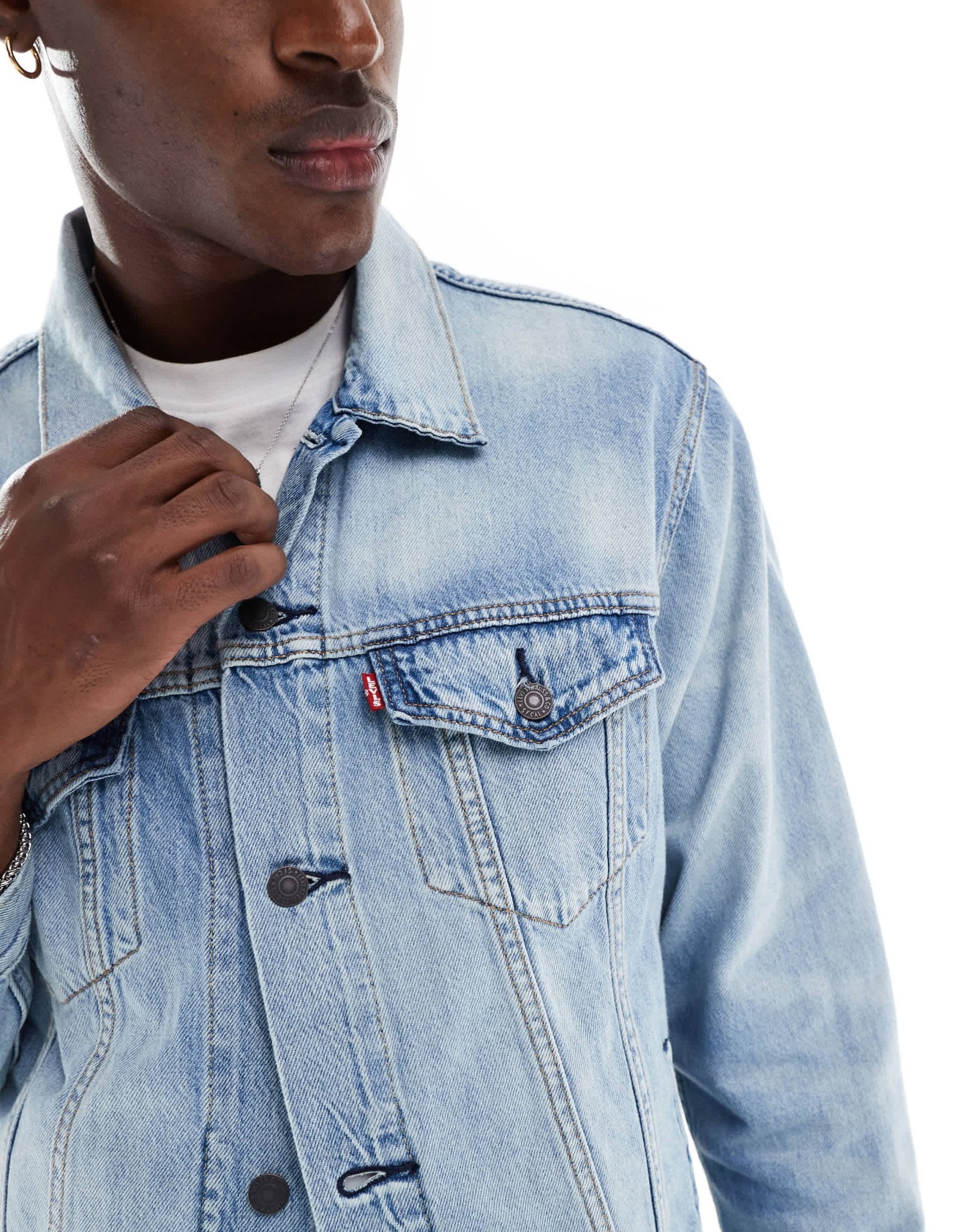 Levi's relaxed fit lightweight trucker denim jacket in light wash - ASOS Sample Sale EU Store