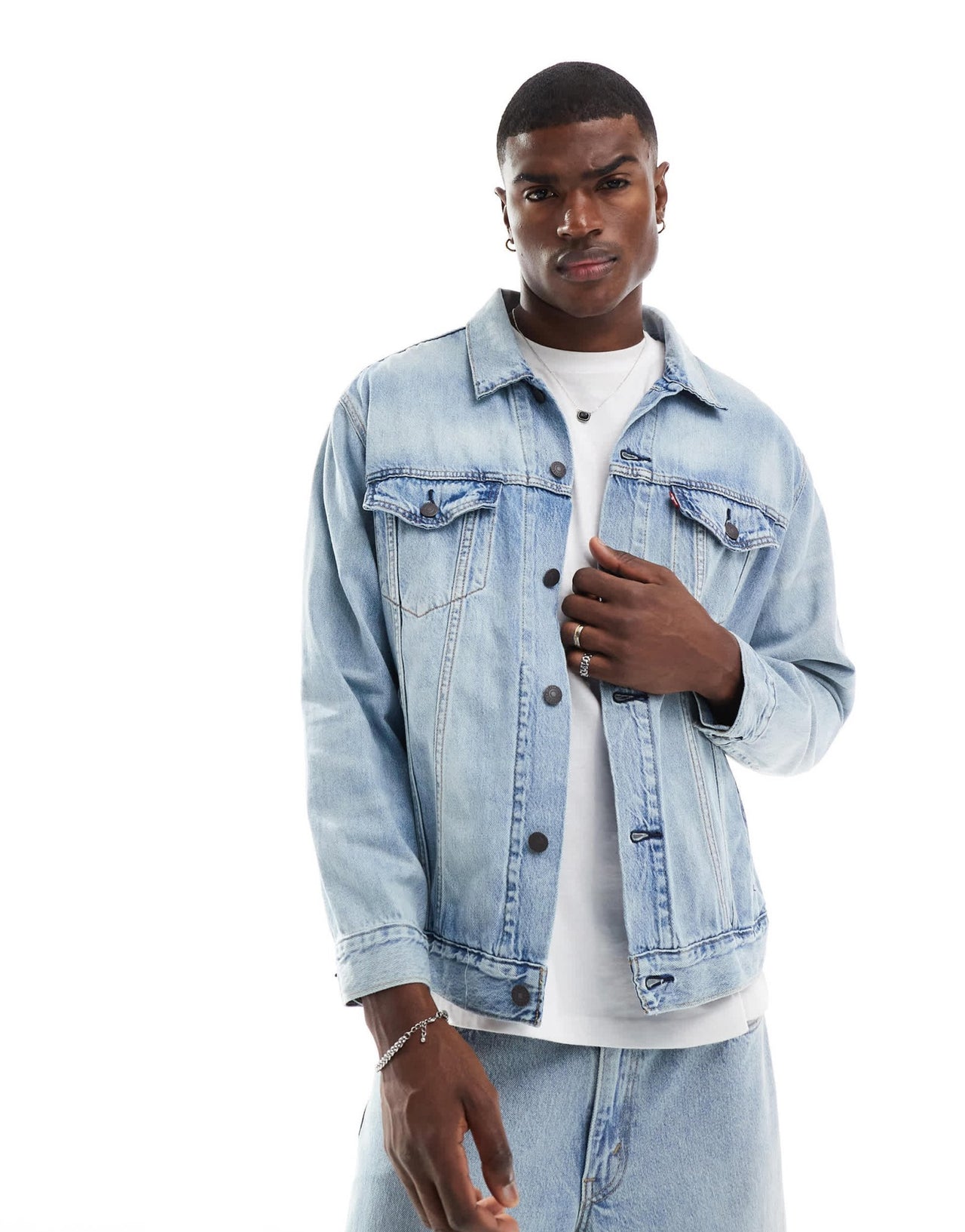 Levi's relaxed fit lightweight trucker denim jacket in light wash - ASOS Sample Sale EU Store