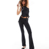 Coordinato pantaloni svasati a vita bassa Lioness con scollo a V in nero