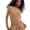 Body de punto suave con cuello redondo y conjunto de sudadera de Miss Selfridge en moka