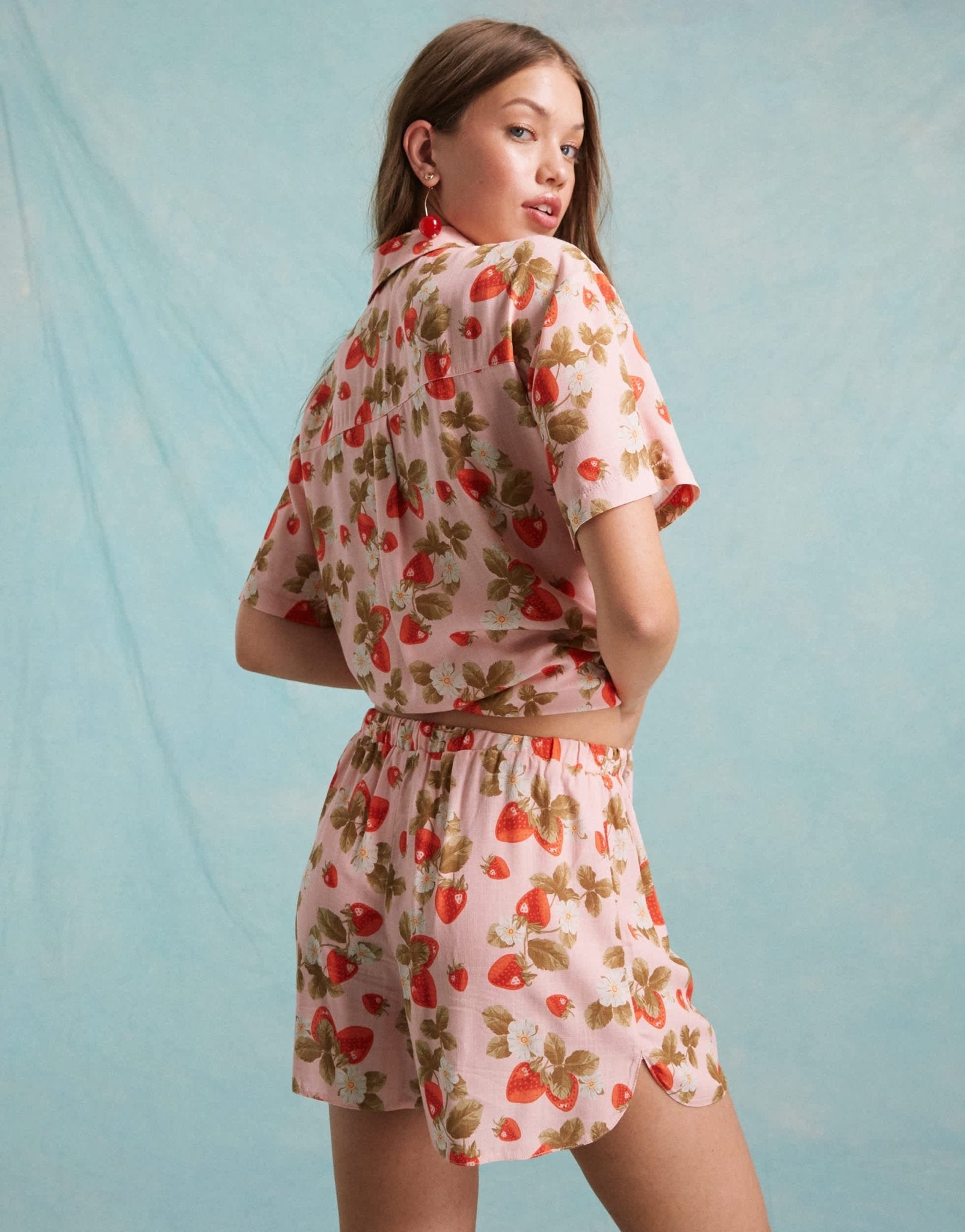 Miss Selfridge linen look pull on runner short in strawberry floral co ord - ASOS Sample Sale EU Store