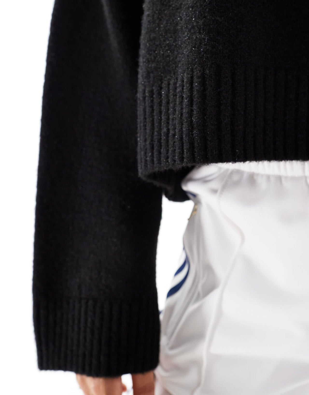 Monki round neck relaxed knitted sweater in black - ASOS Sample Sale EU Store