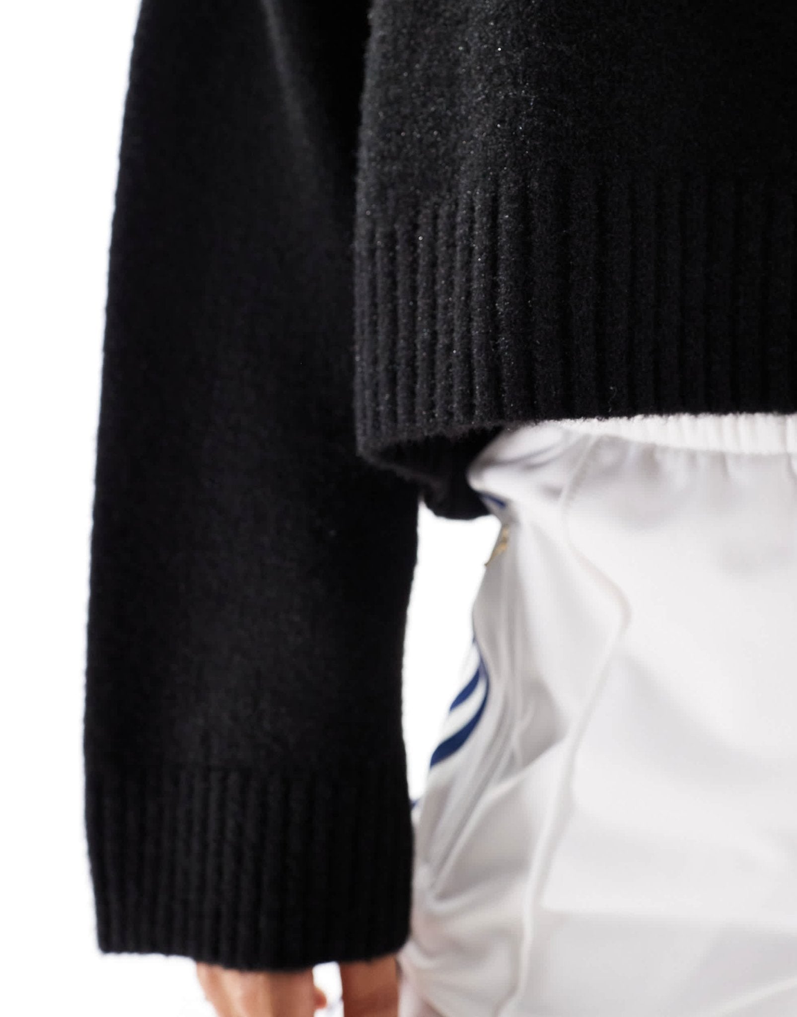 Monki round neck relaxed knitted sweater in black - ASOS Sample Sale EU Store
