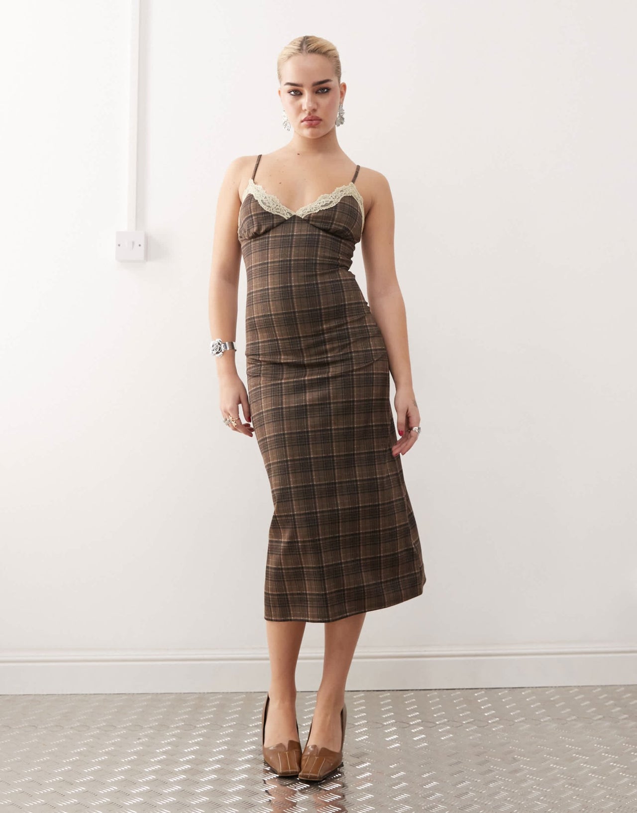 Motel delfina lace edge check midaxi dress in brown - ASOS Sample Sale EU Store