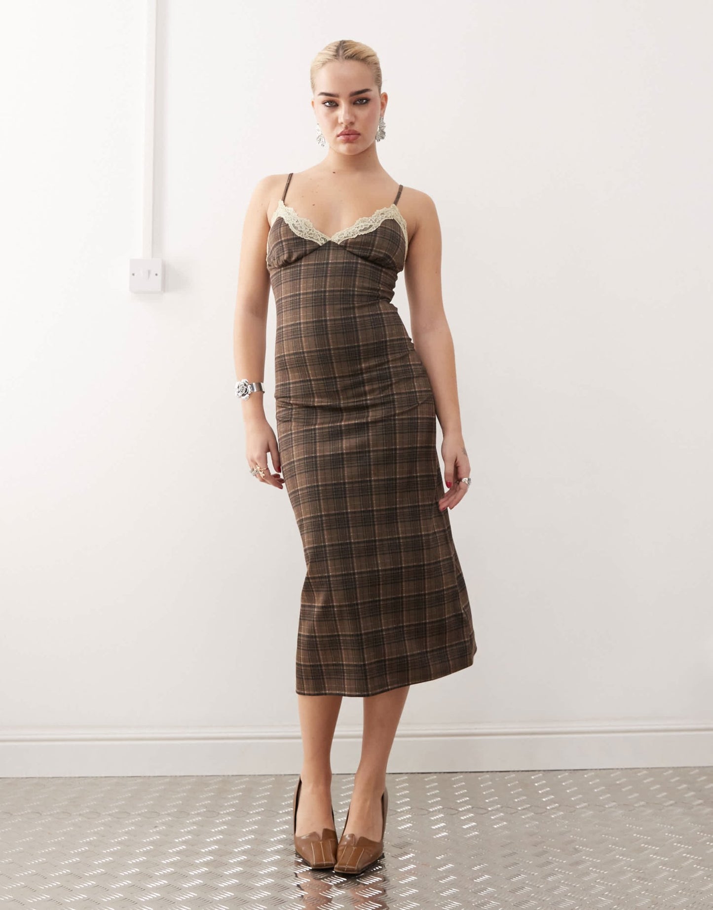 Motel delfina lace edge check midaxi dress in brown - ASOS Sample Sale EU Store