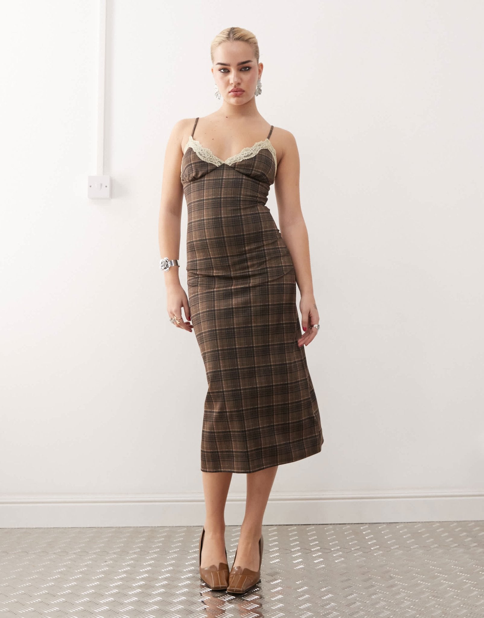 Motel delfina lace edge check midaxi dress in brown - ASOS Sample Sale EU Store