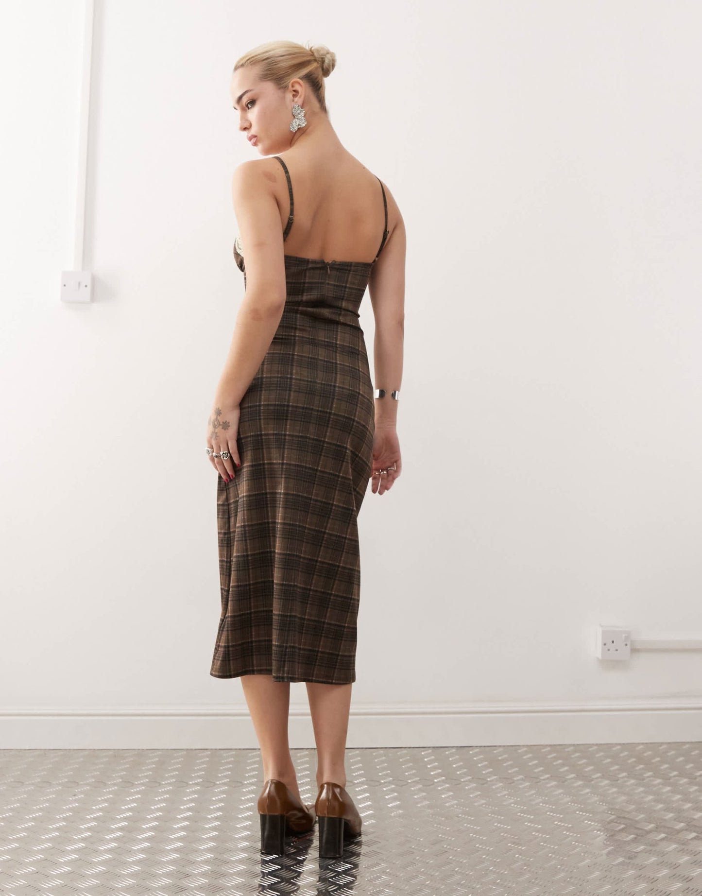 Motel delfina lace edge check midaxi dress in brown - ASOS Sample Sale EU Store