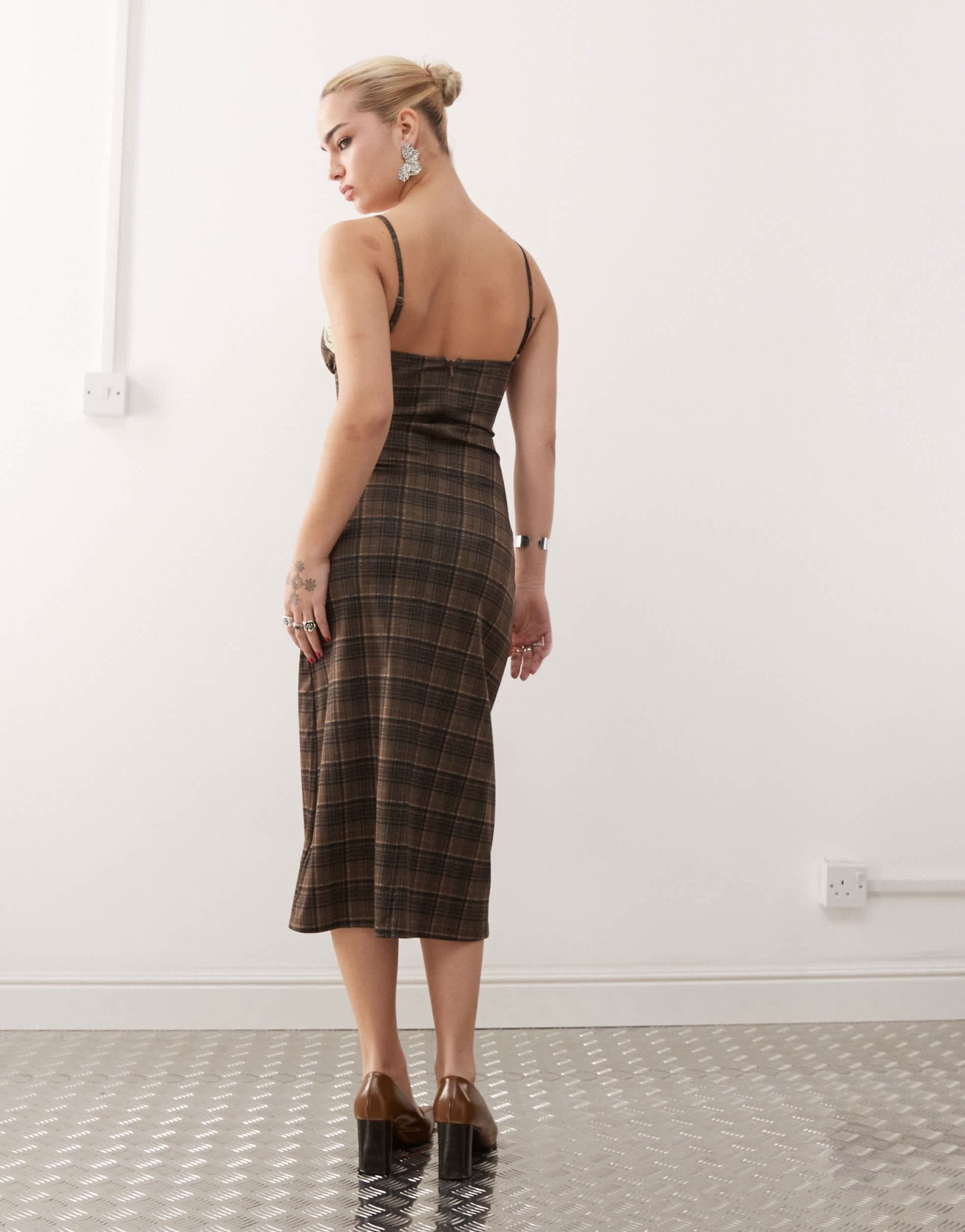 Motel delfina lace edge check midaxi dress in brown - ASOS Sample Sale EU Store