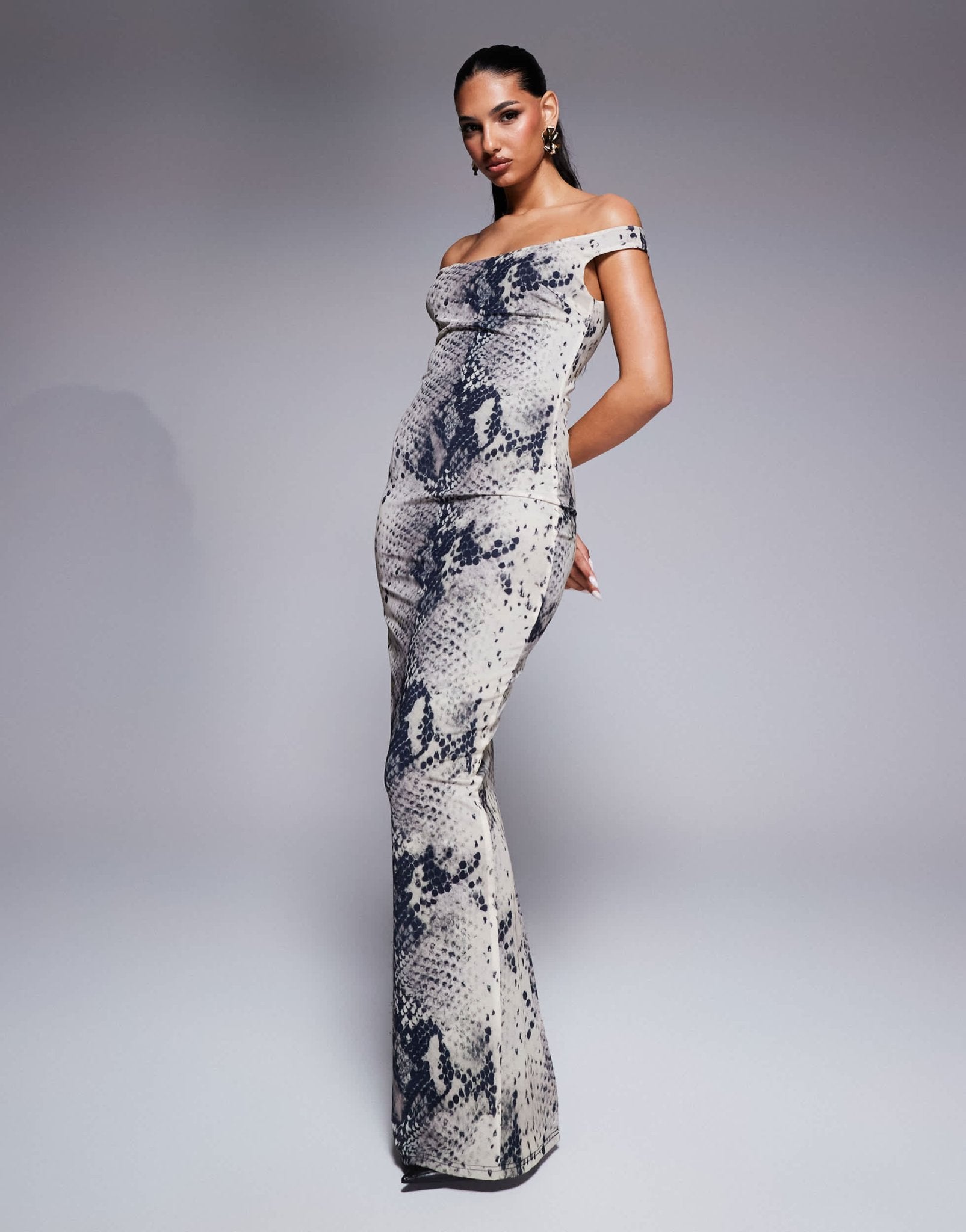Murci off shoulder bodycon maxi dress in grey snake print - ASOS Sample Sale EU Store